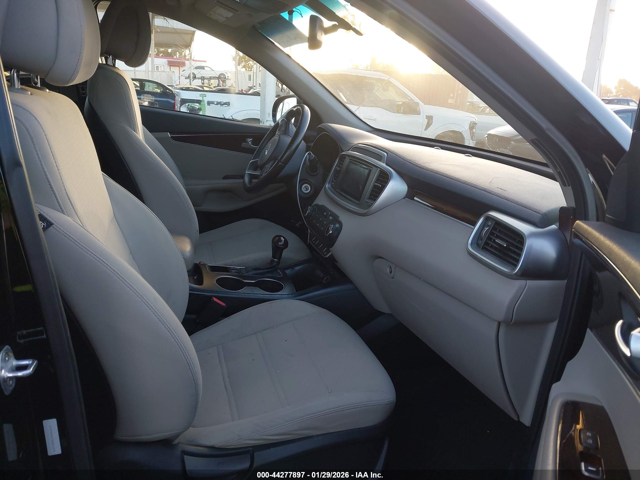 KIA SORENTO image 5
