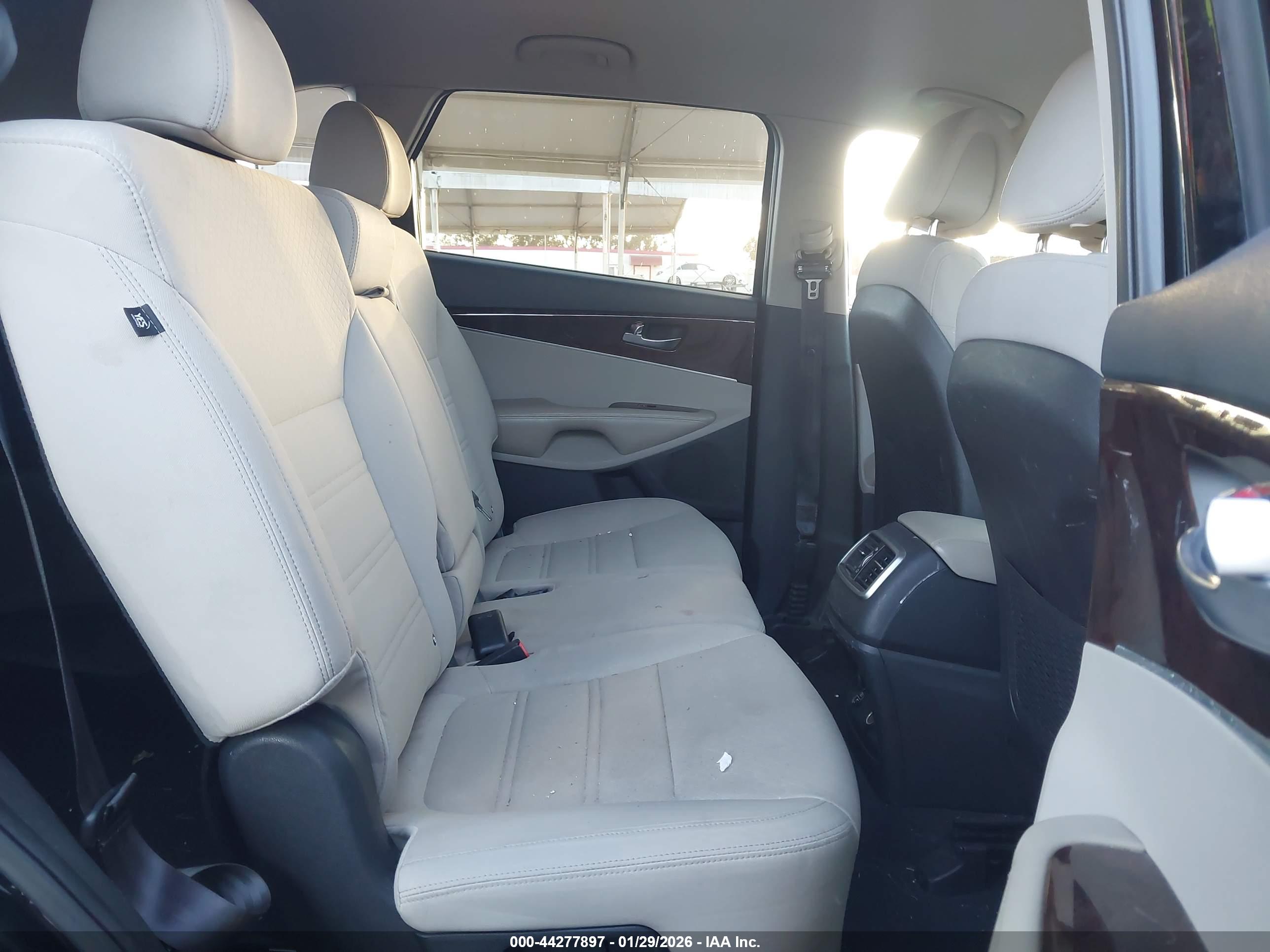 KIA SORENTO image 8
