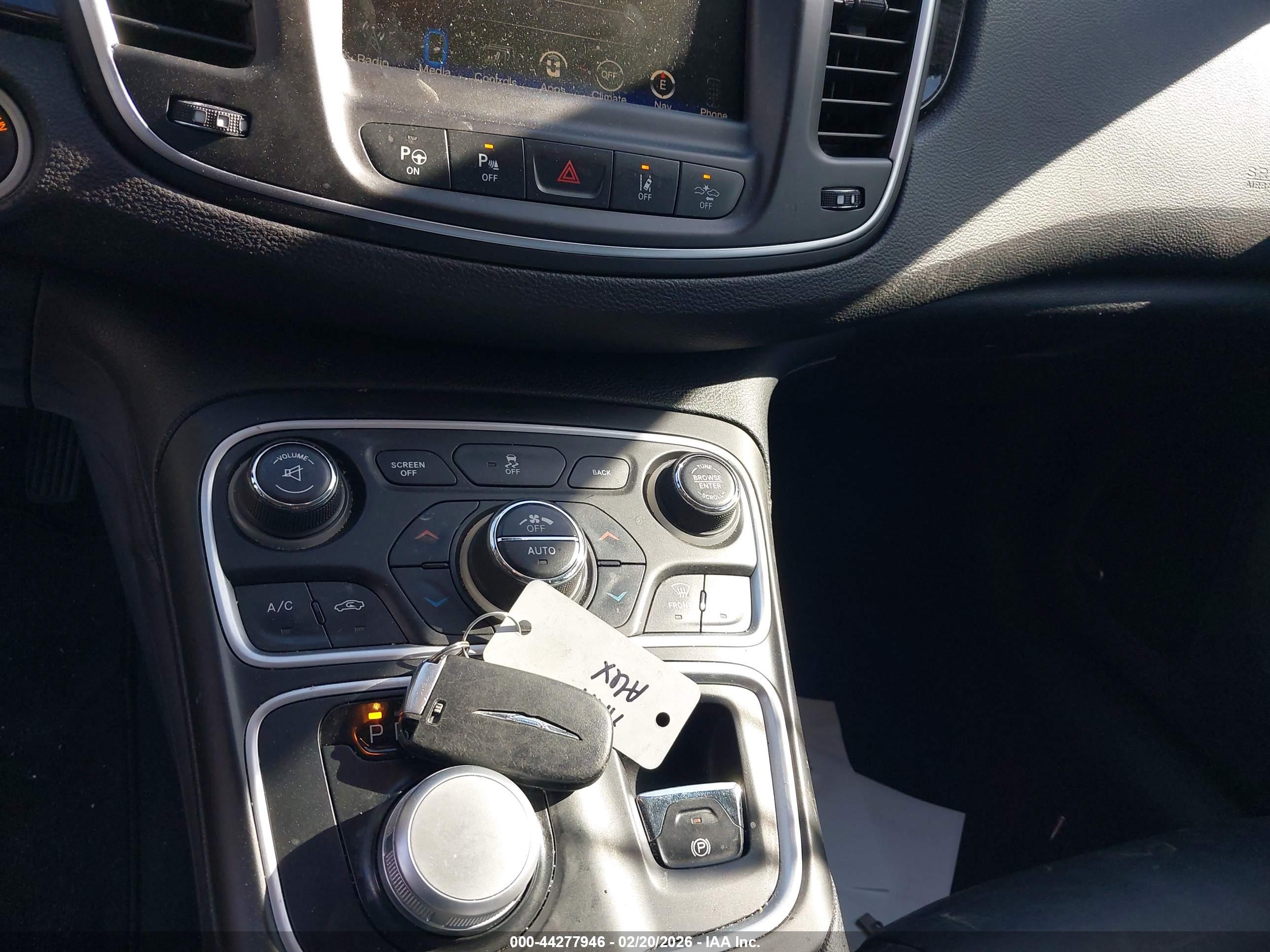 CHRYSLER 200 image 11