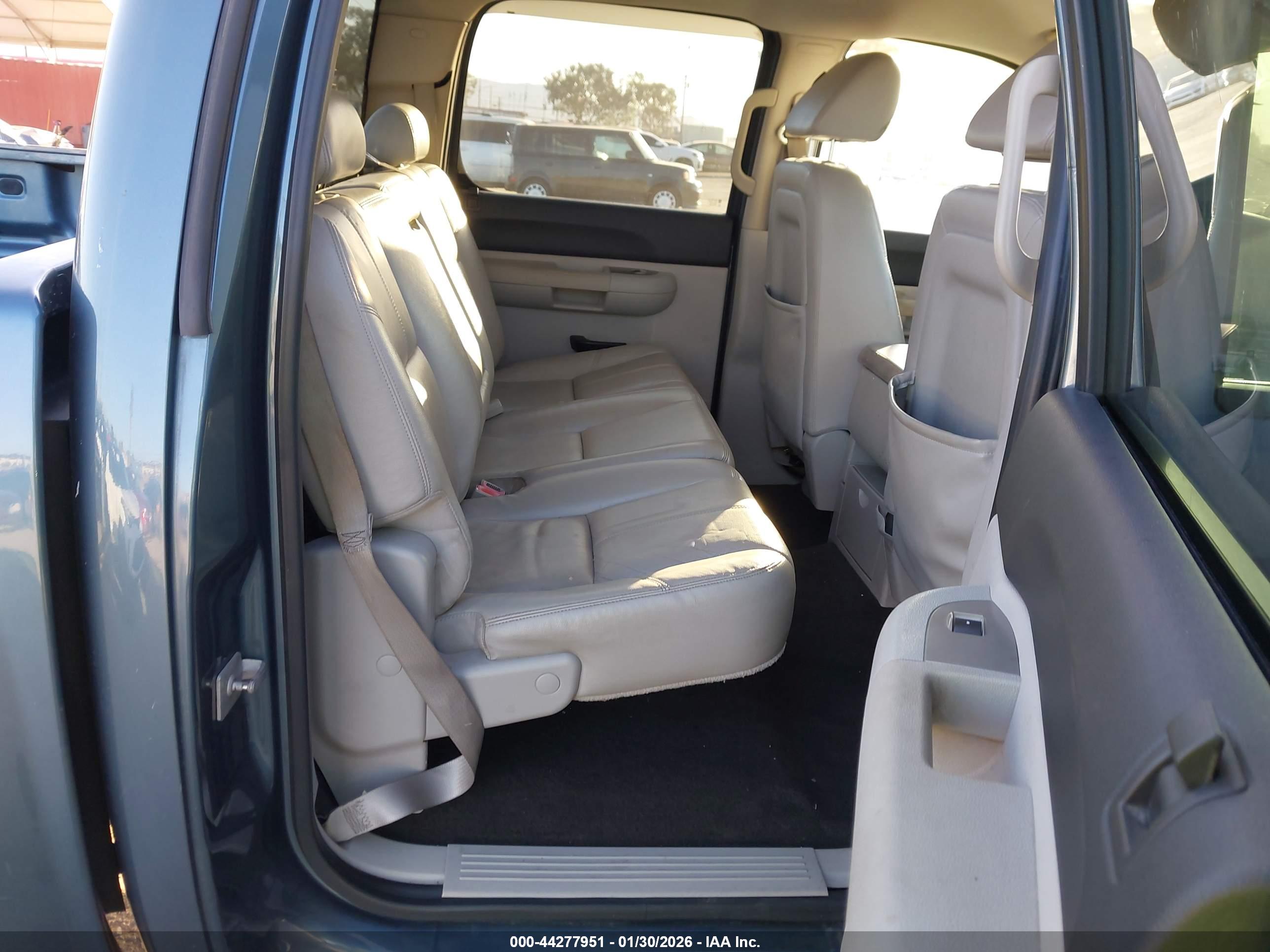CHEVROLET SILVERADO image 8
