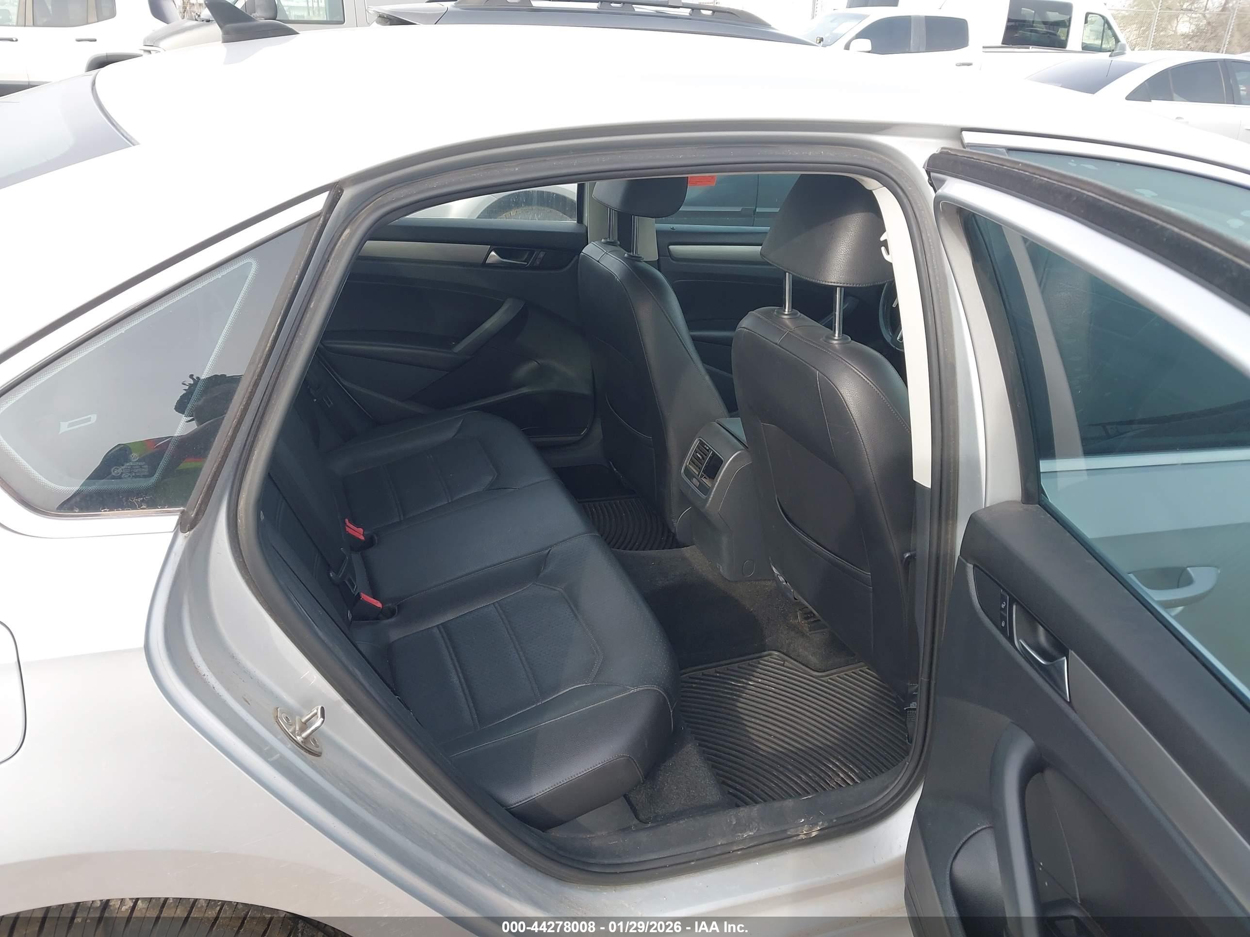 VOLKSWAGEN PASSAT image 8