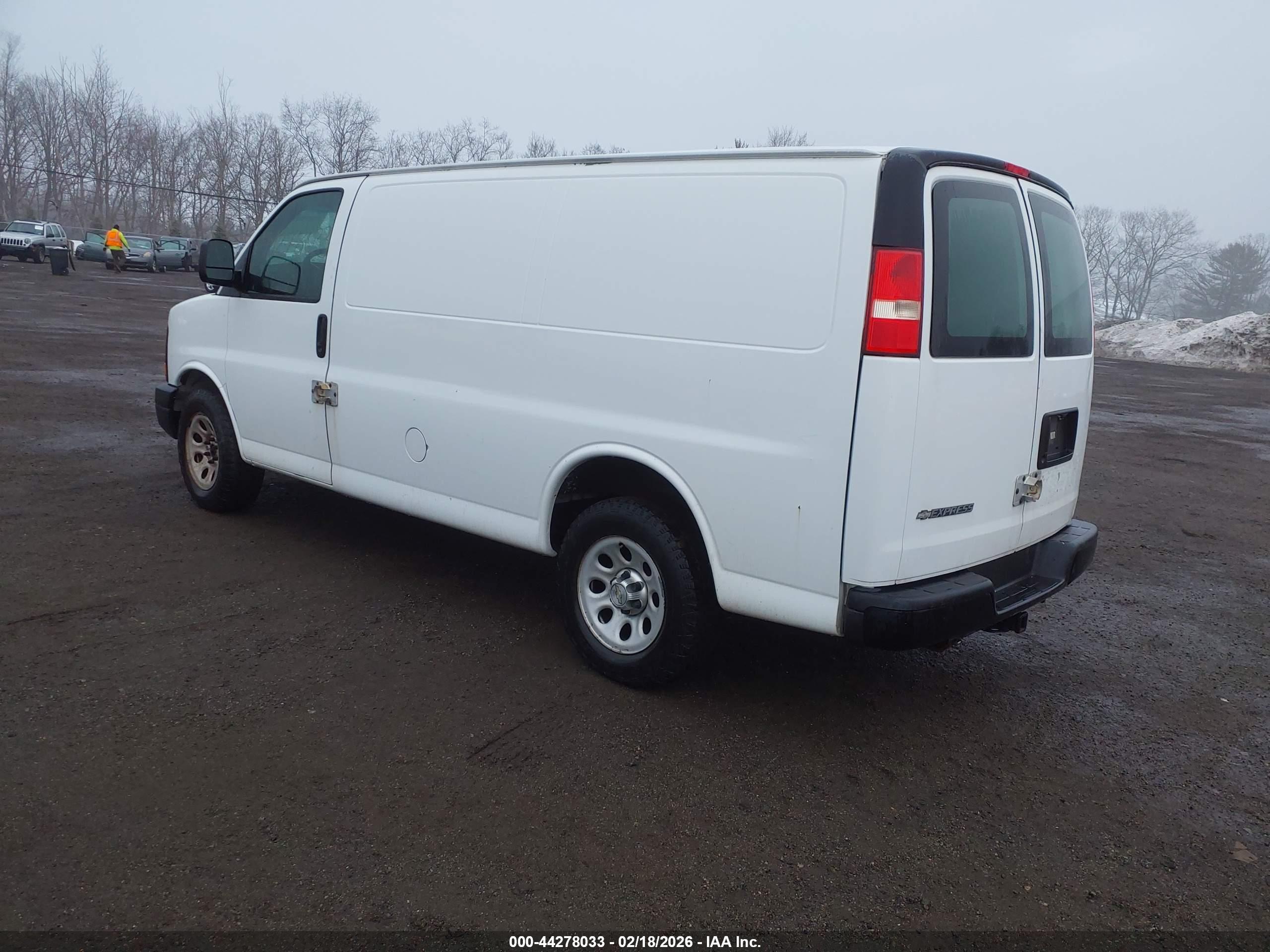 CHEVROLET EXPRESS image 3