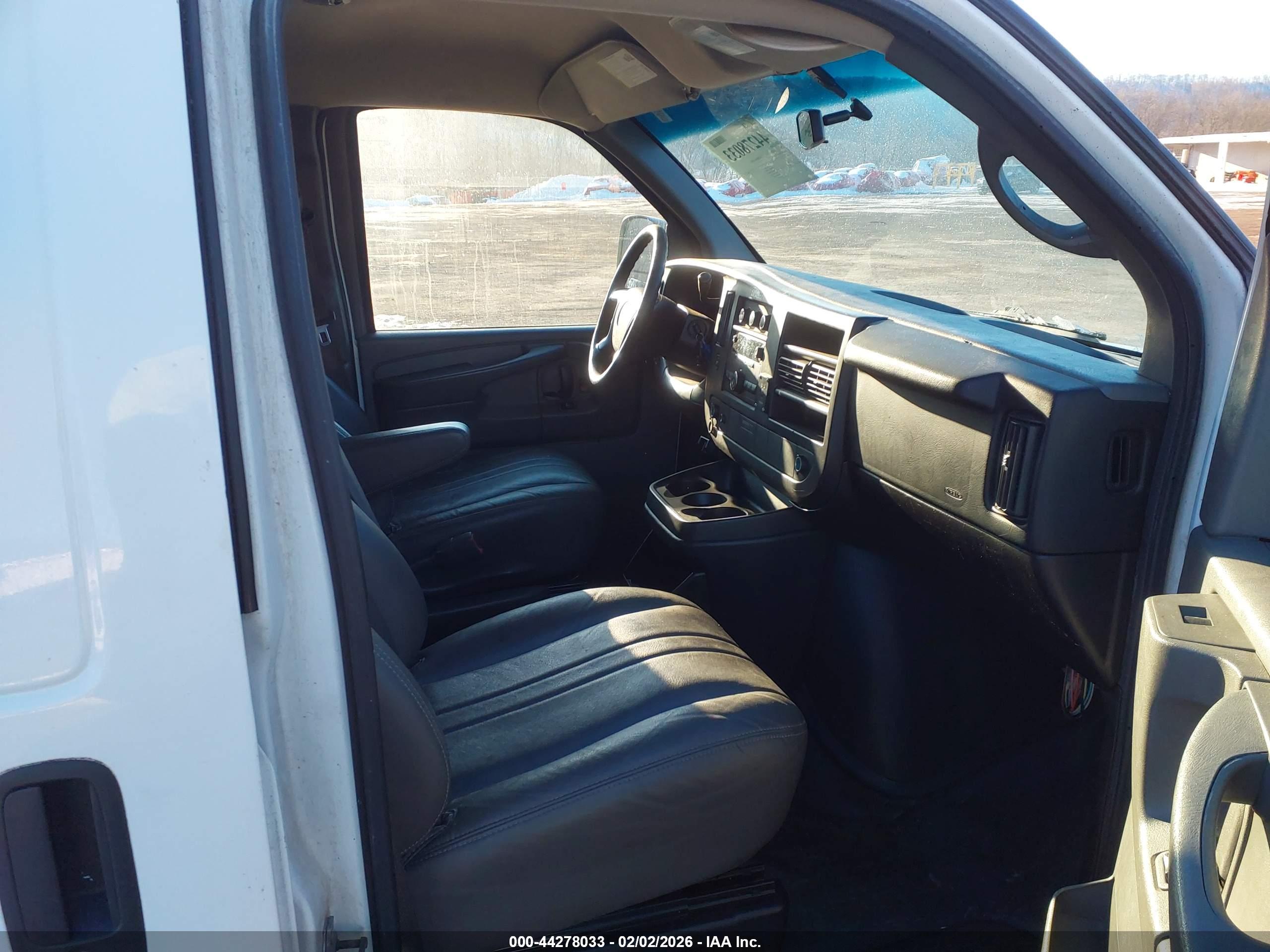 CHEVROLET EXPRESS image 5