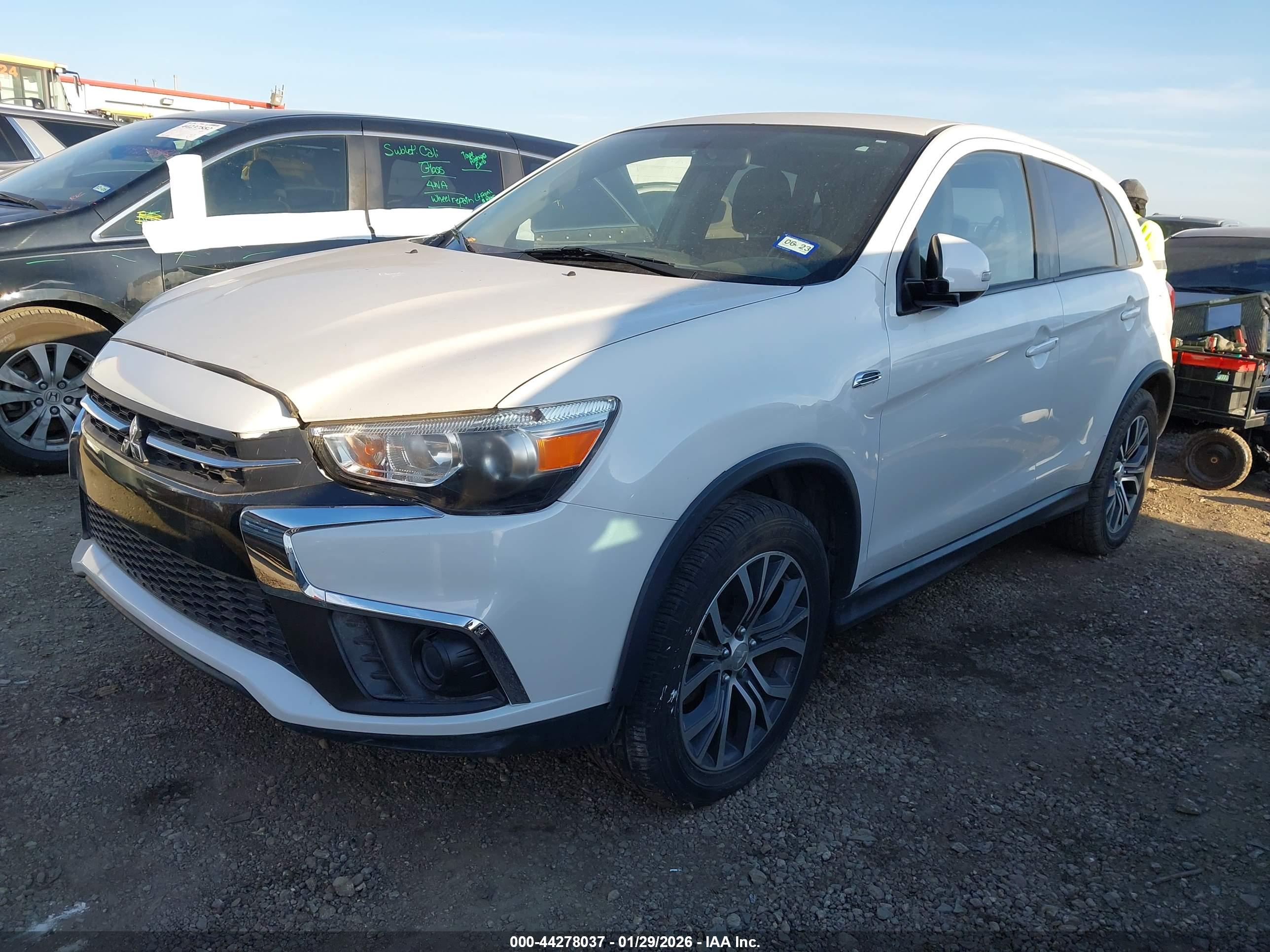 MITSUBISHI OUTLANDER image 2