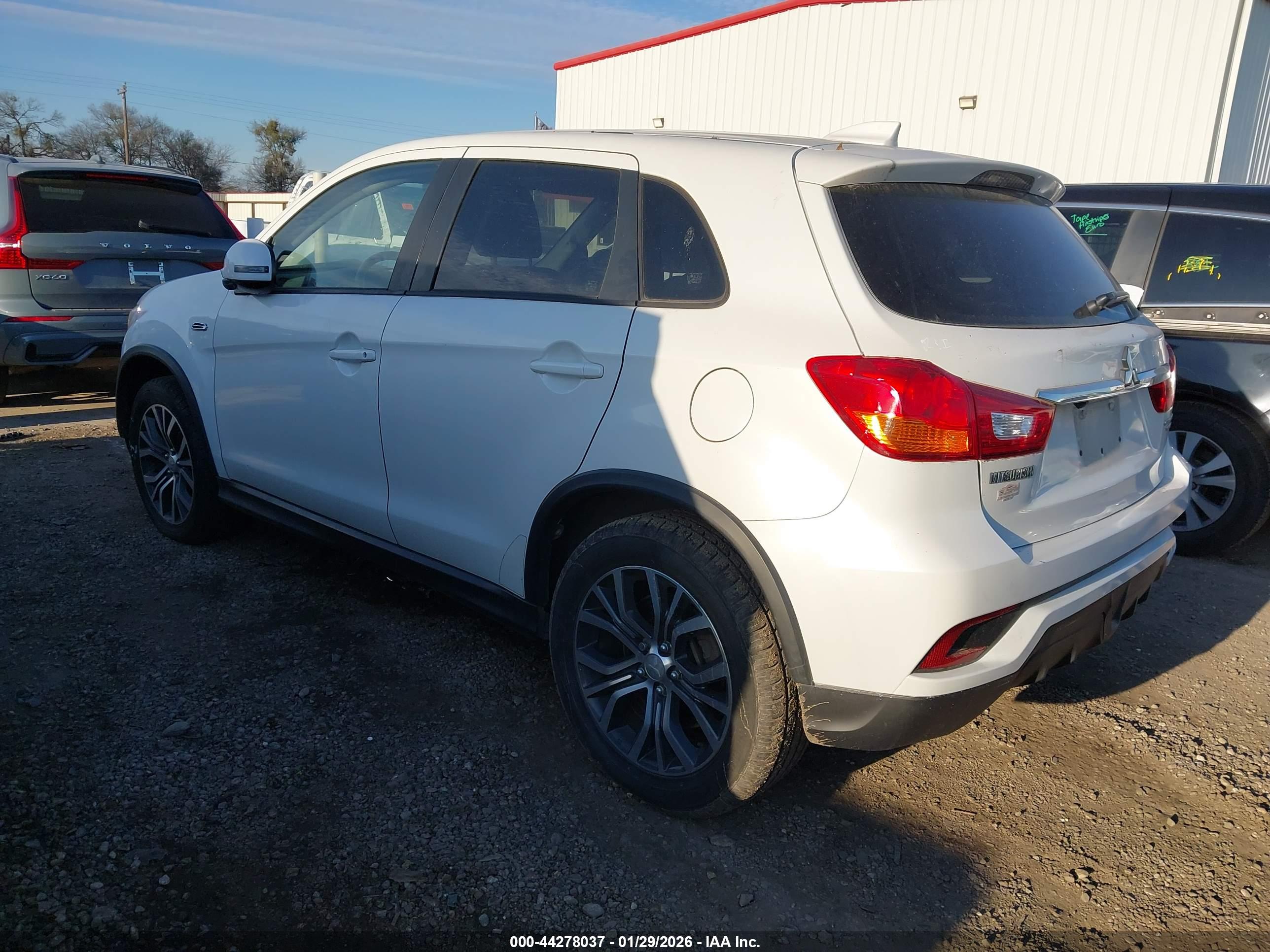 MITSUBISHI OUTLANDER image 3