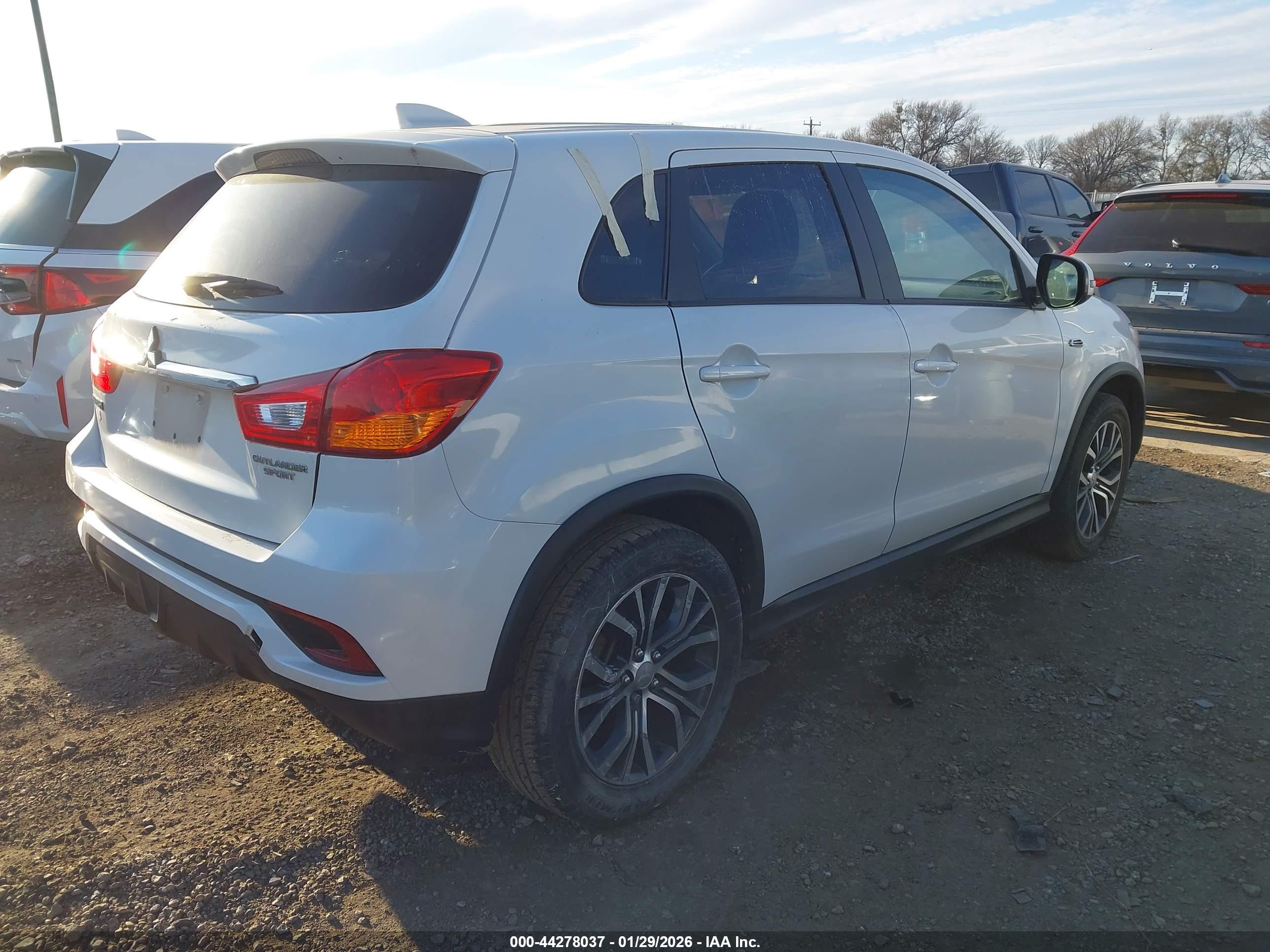 MITSUBISHI OUTLANDER image 4