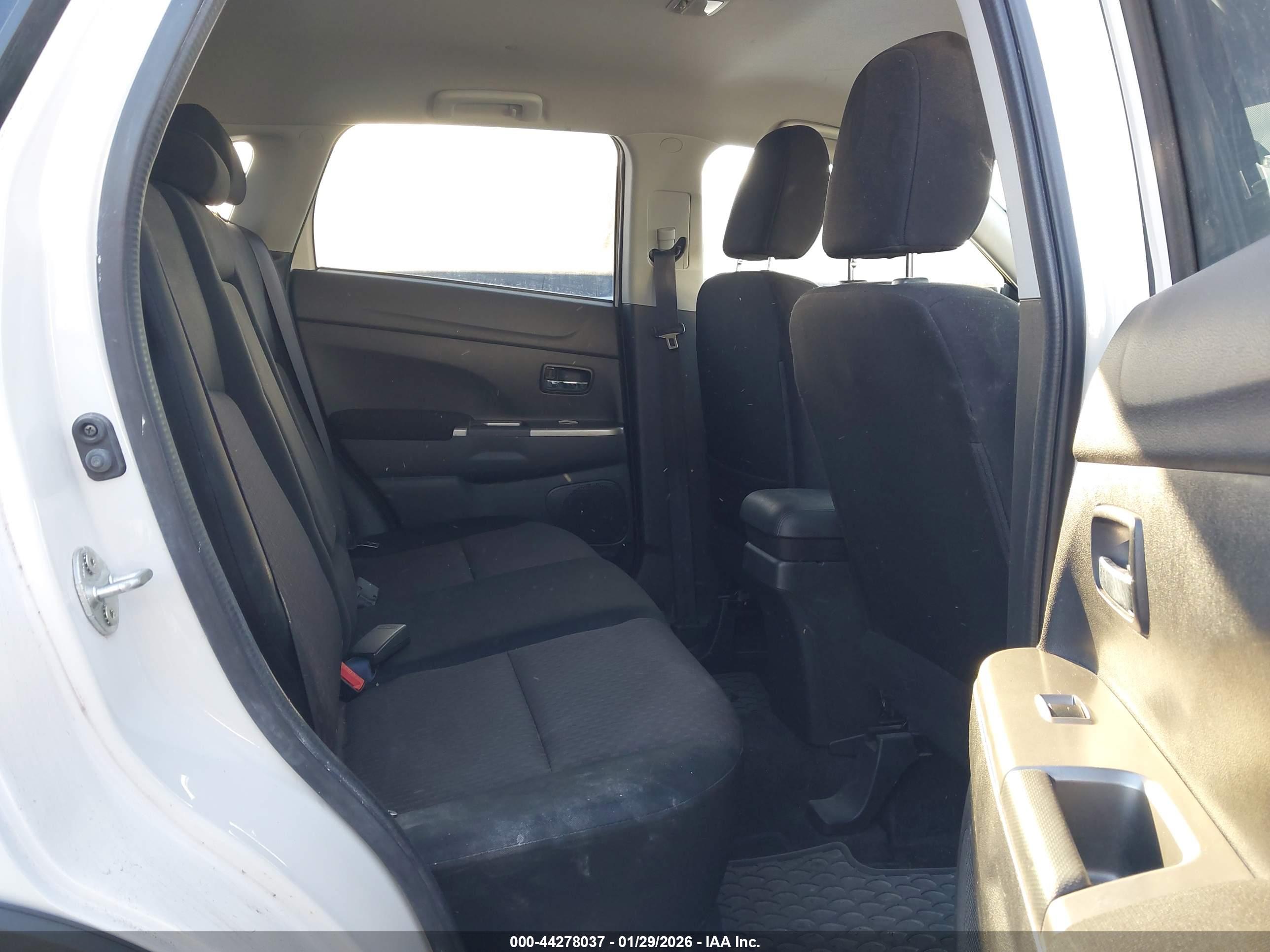 MITSUBISHI OUTLANDER image 8