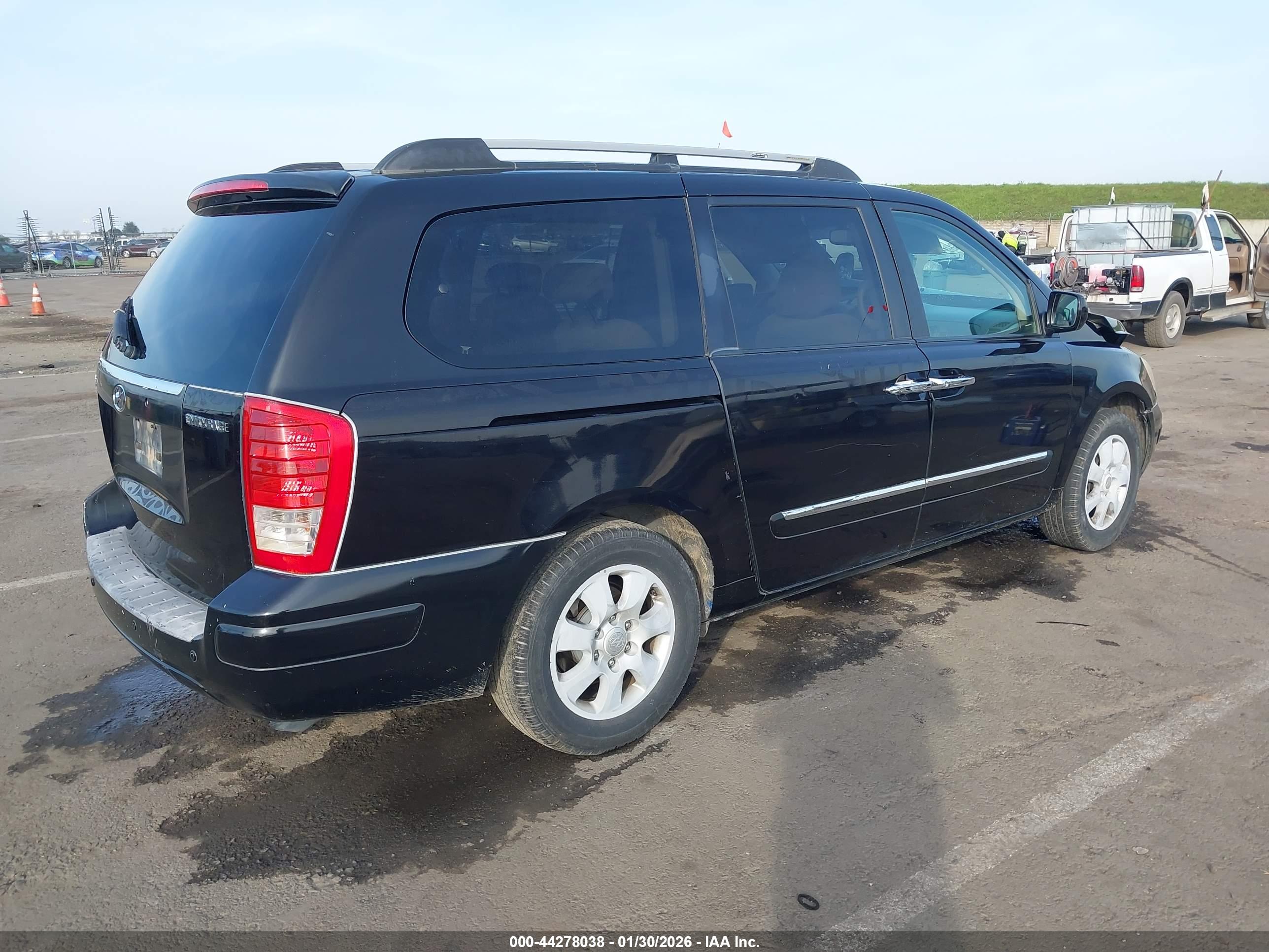 HYUNDAI ENTOURAGE image 4