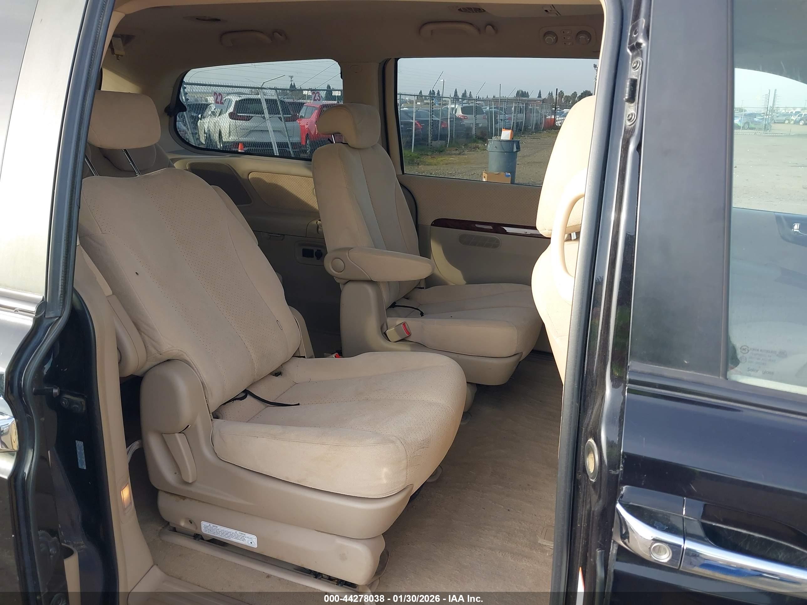 HYUNDAI ENTOURAGE image 8
