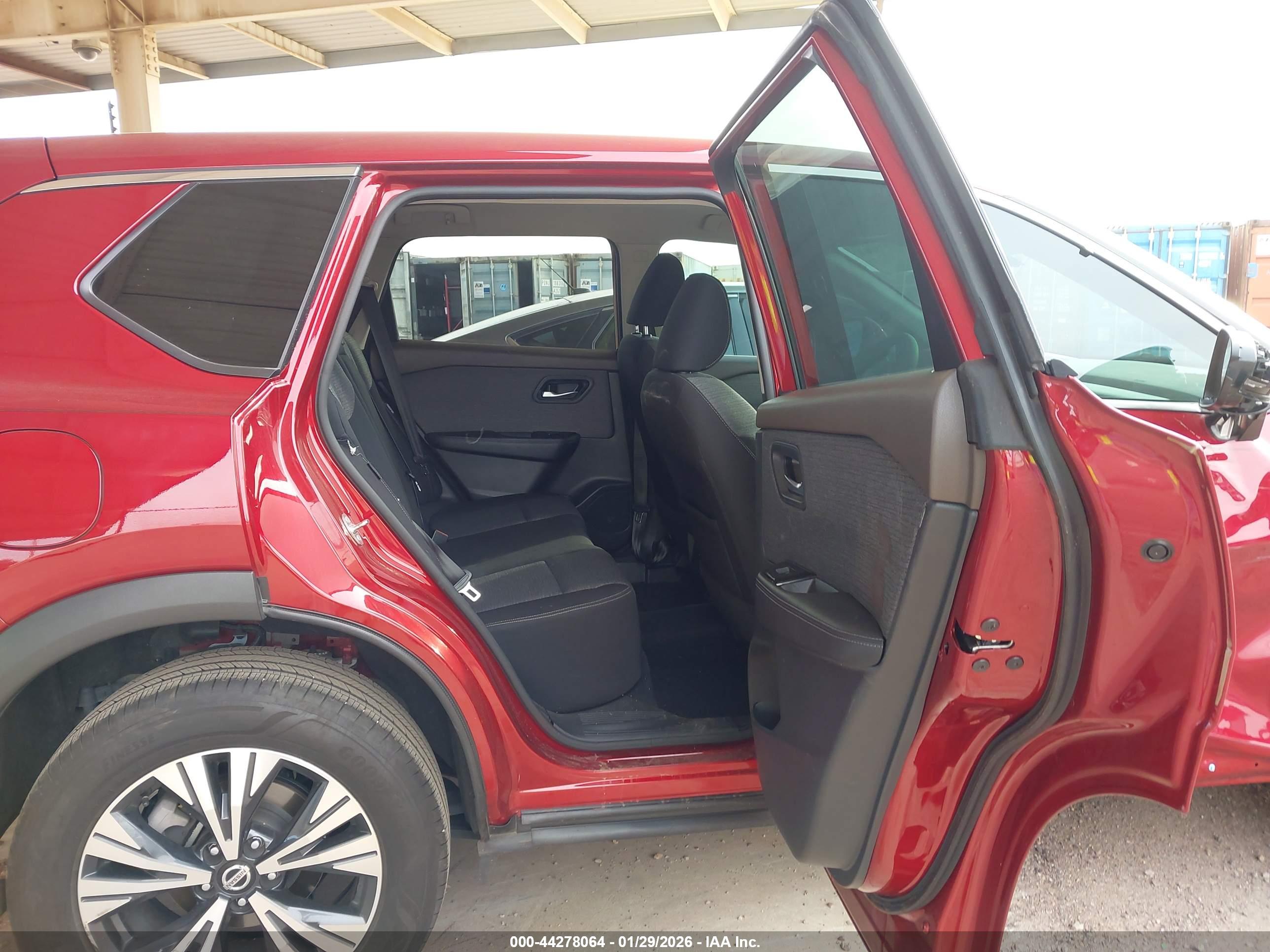 NISSAN ROGUE image 8