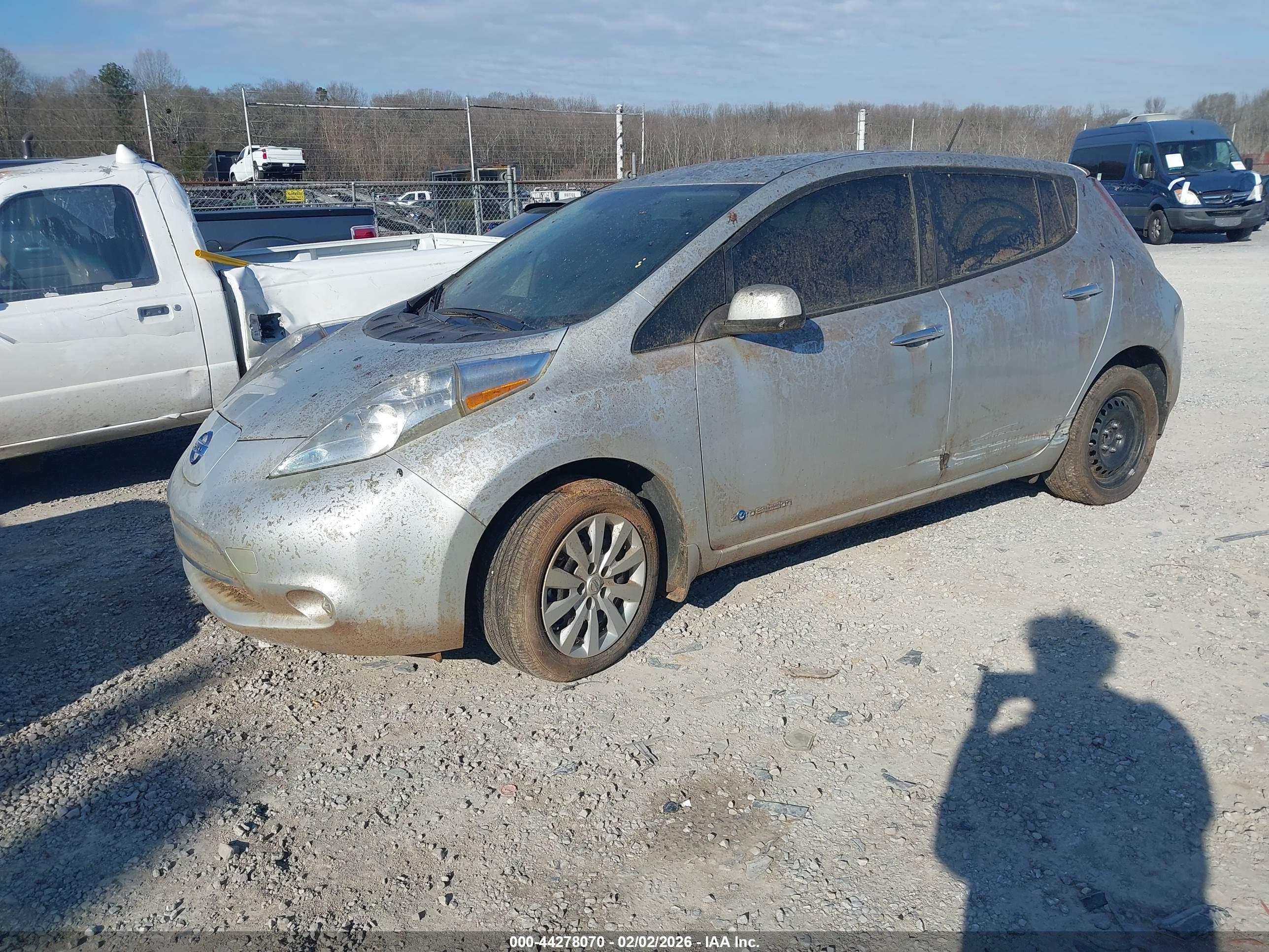 NISSAN LEAF image 2