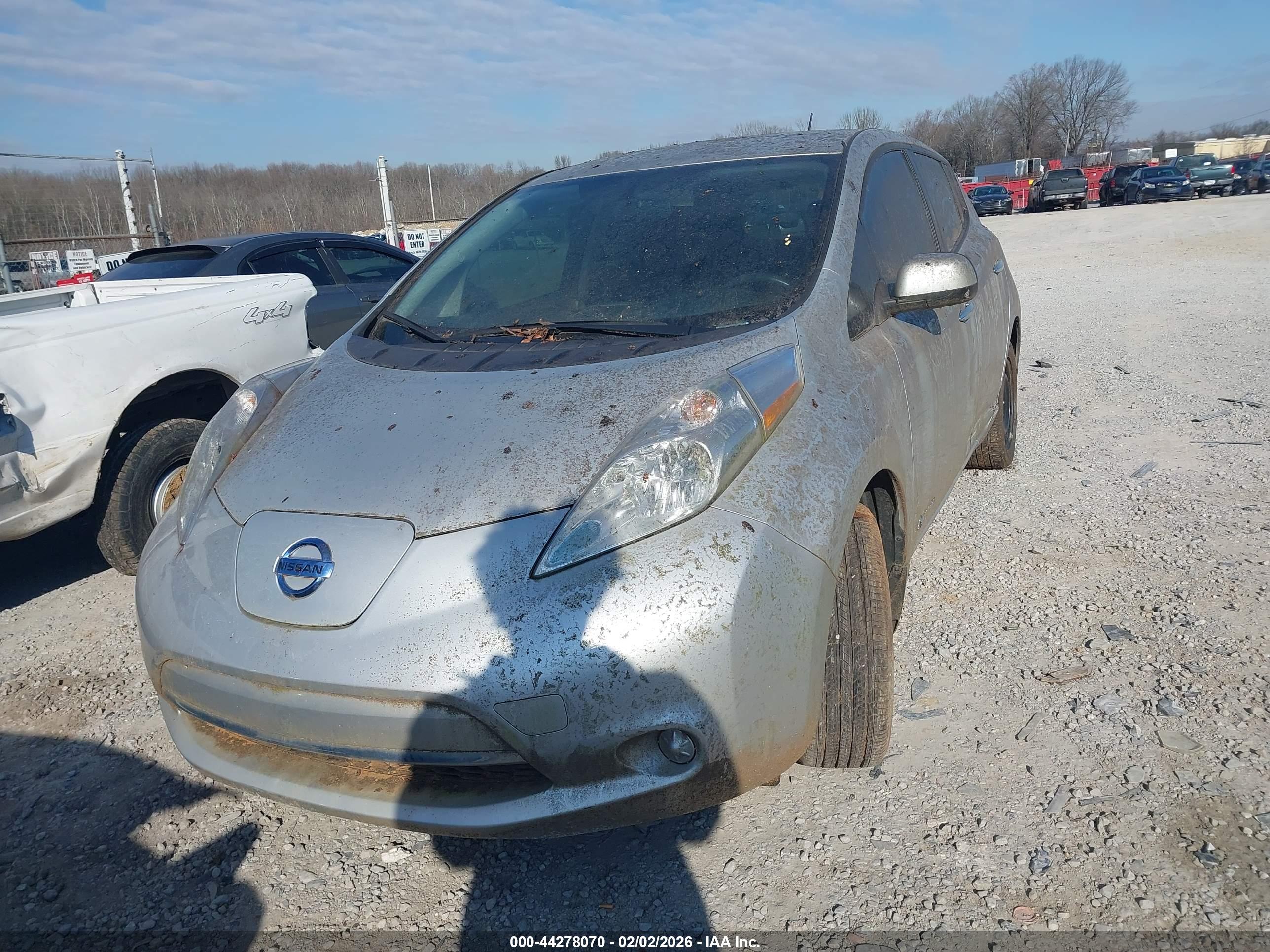 NISSAN LEAF image 6