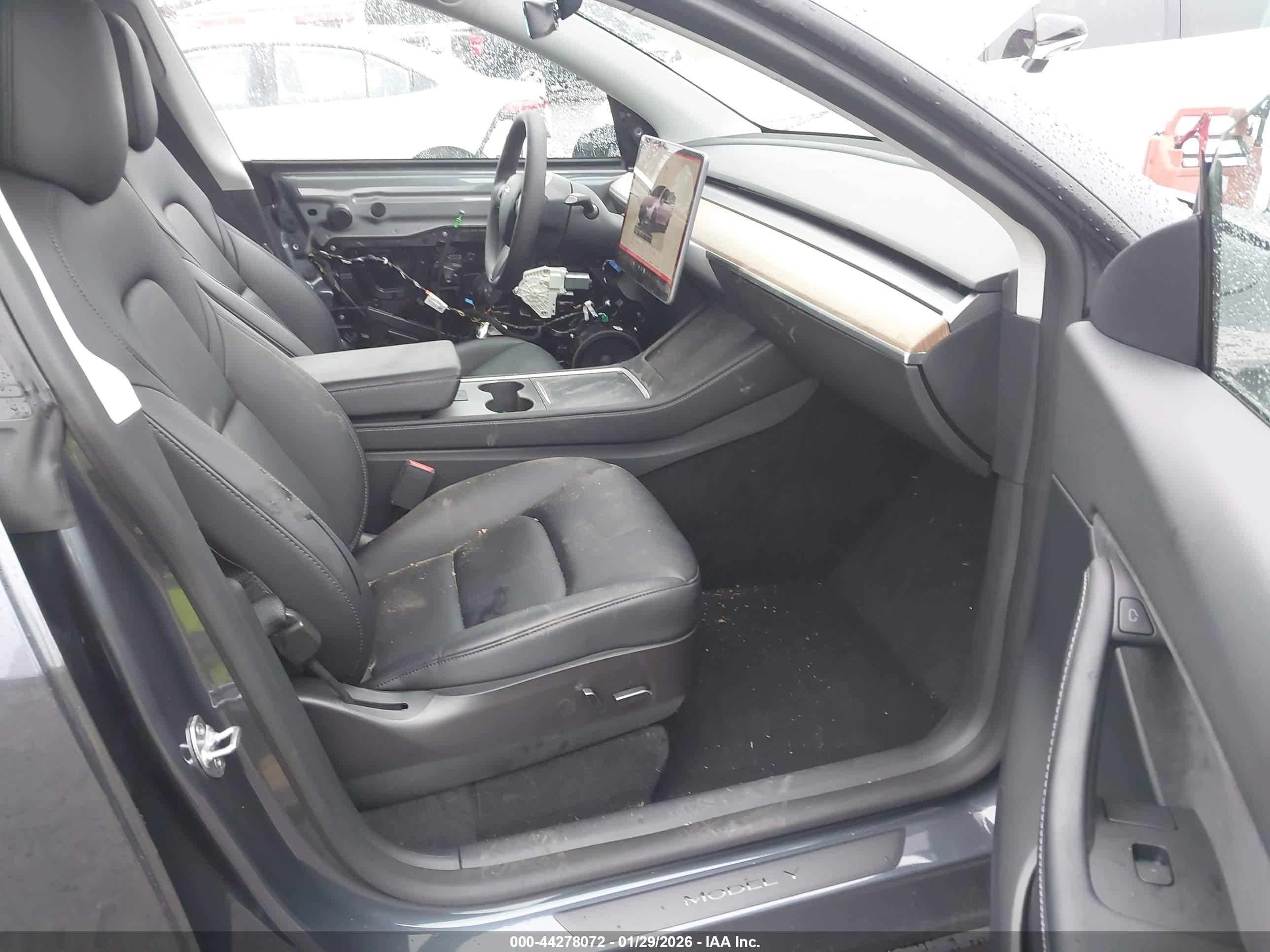 TESLA MODEL image 5