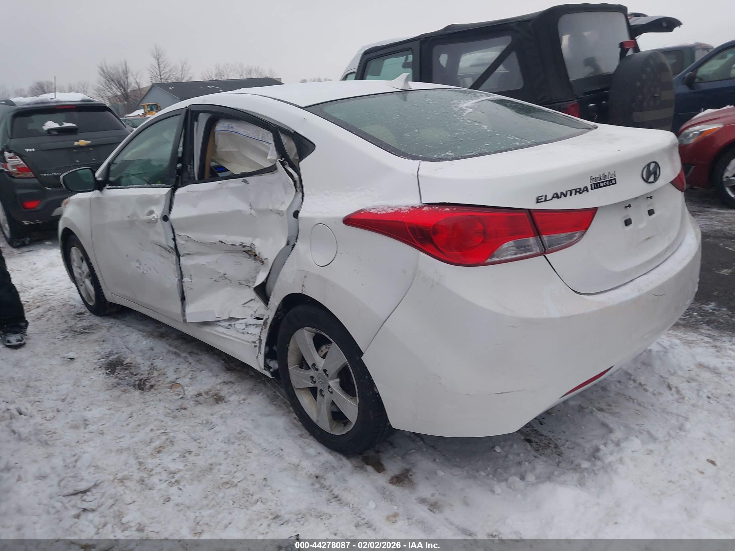 HYUNDAI ELANTRA image 3