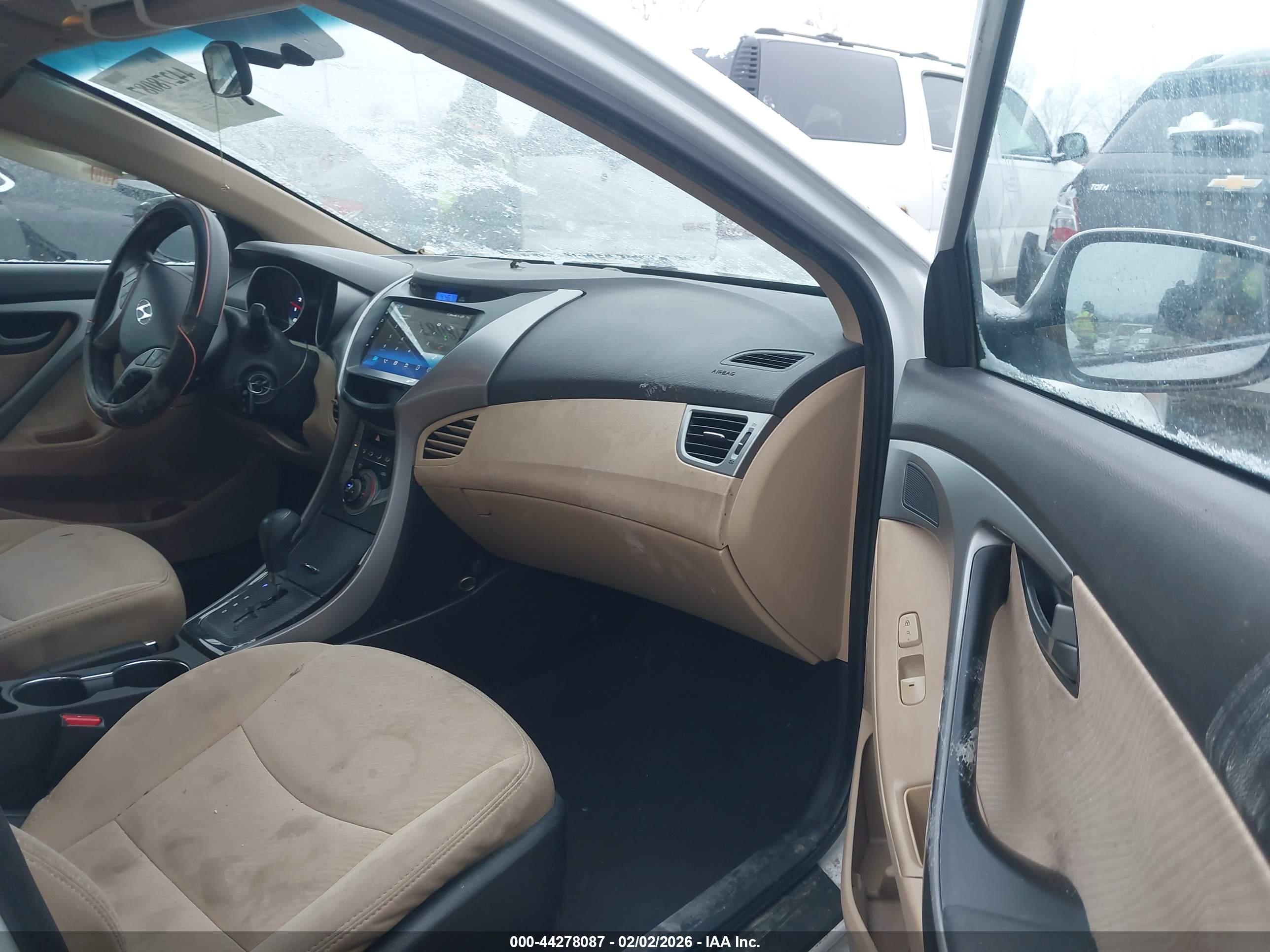 HYUNDAI ELANTRA image 5