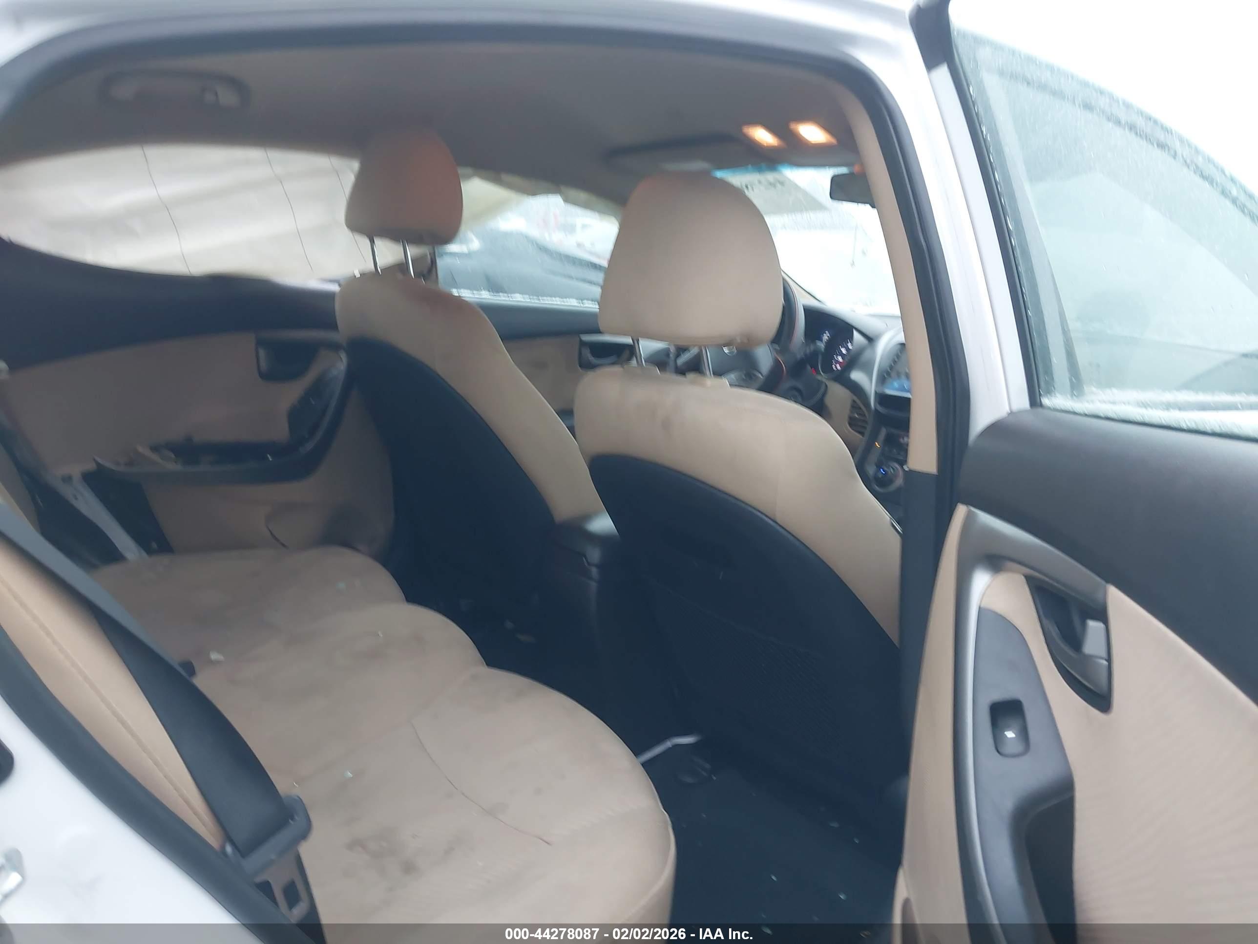 HYUNDAI ELANTRA image 8