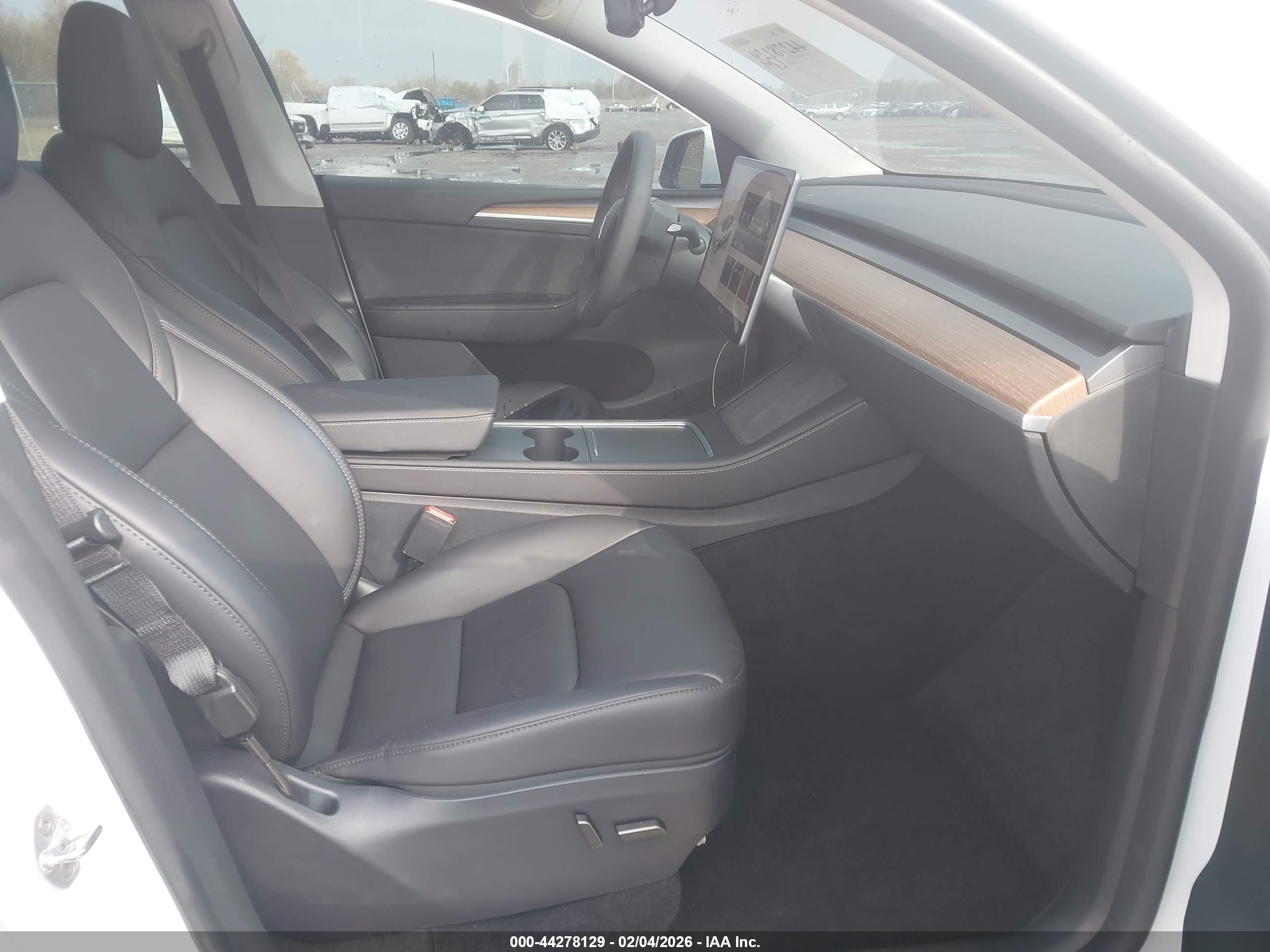 TESLA MODEL image 5