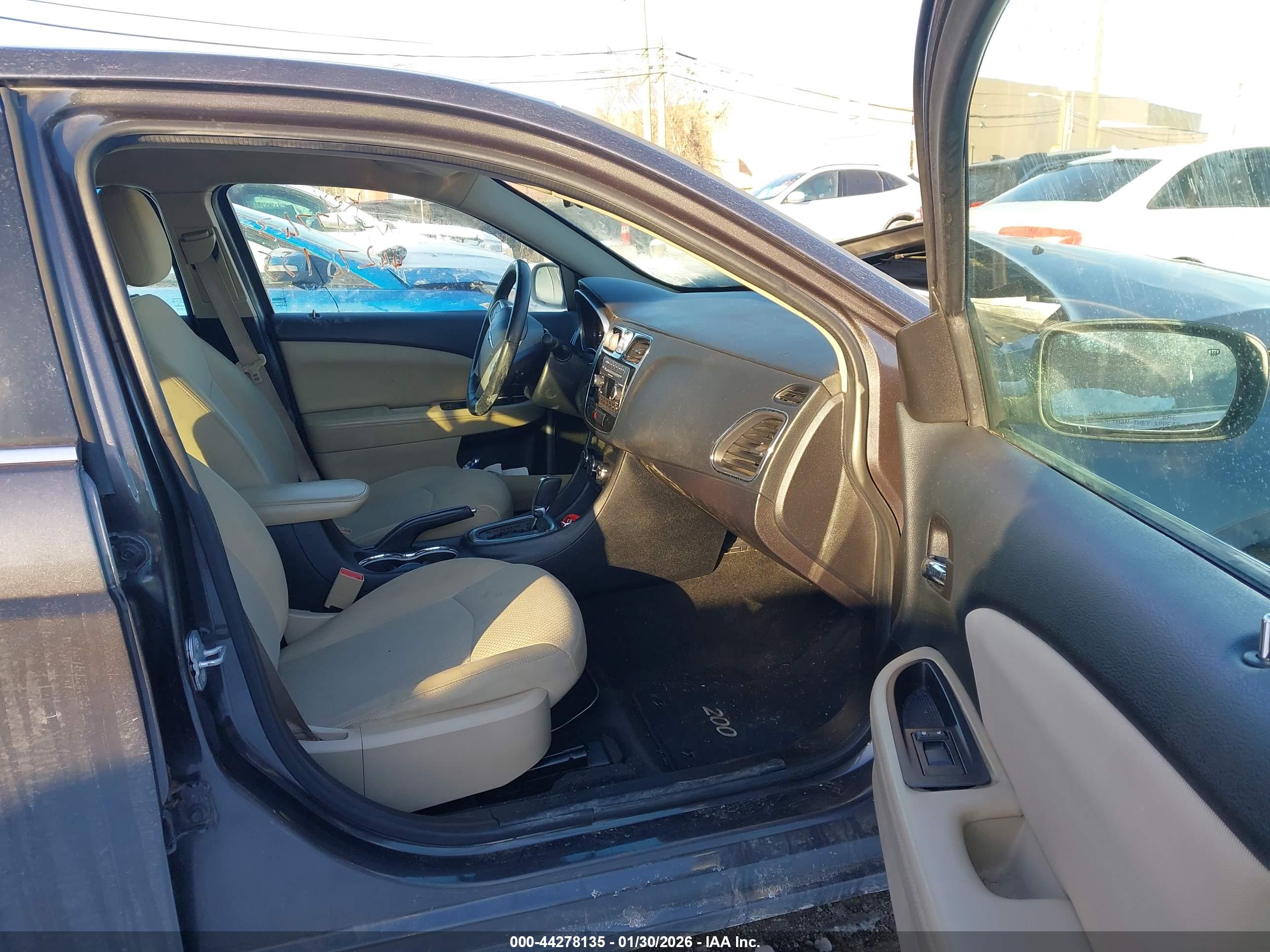 CHRYSLER 200 image 5