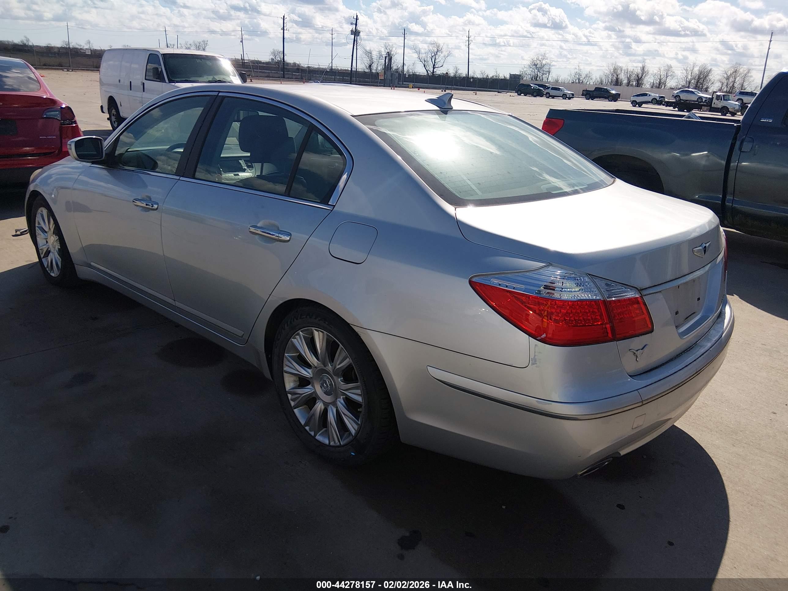 HYUNDAI GENESIS image 3