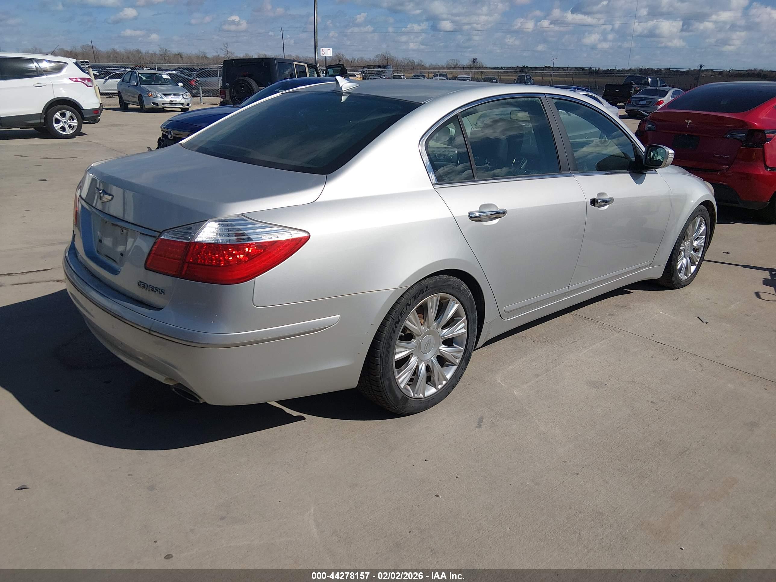 HYUNDAI GENESIS image 4