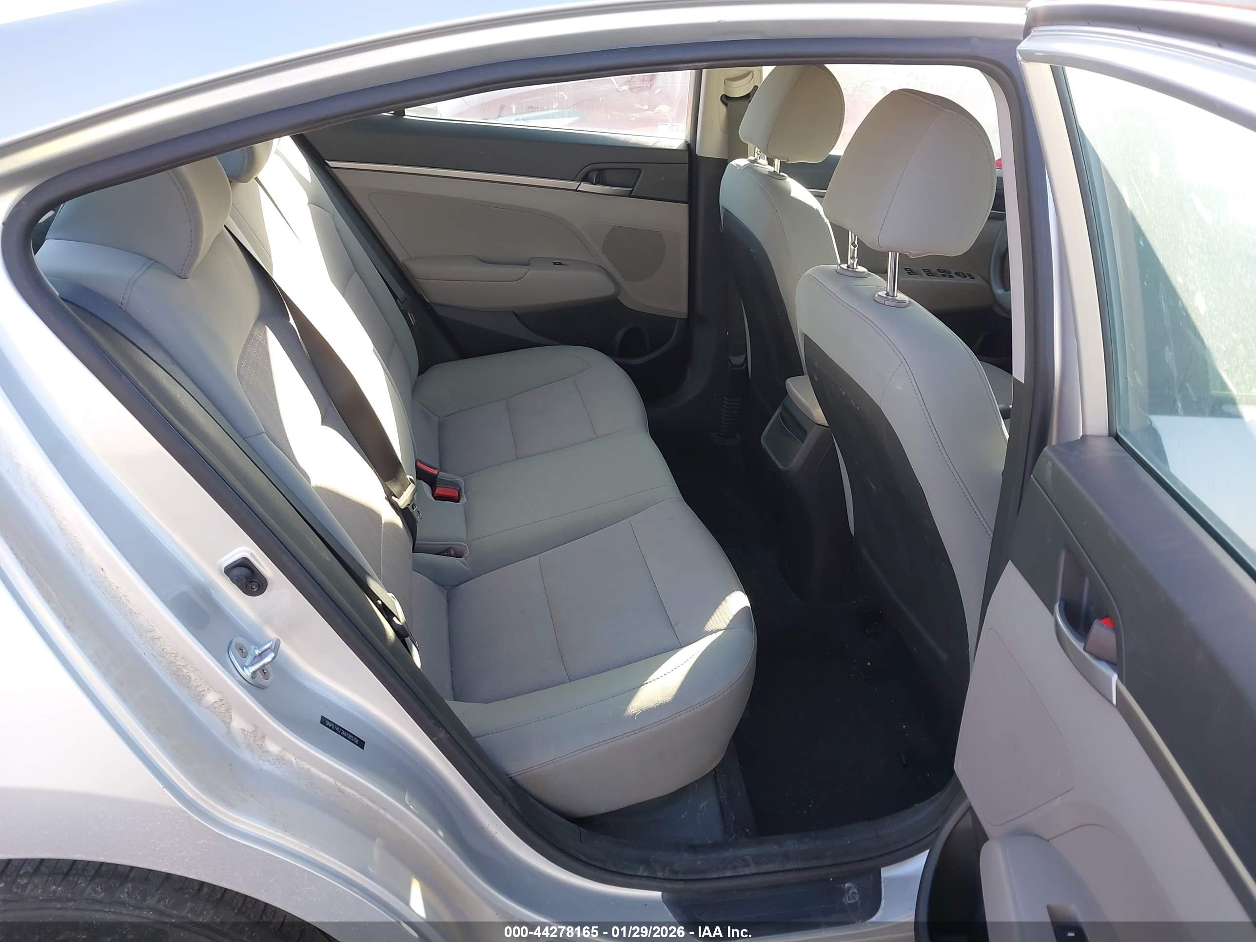 HYUNDAI ELANTRA image 8