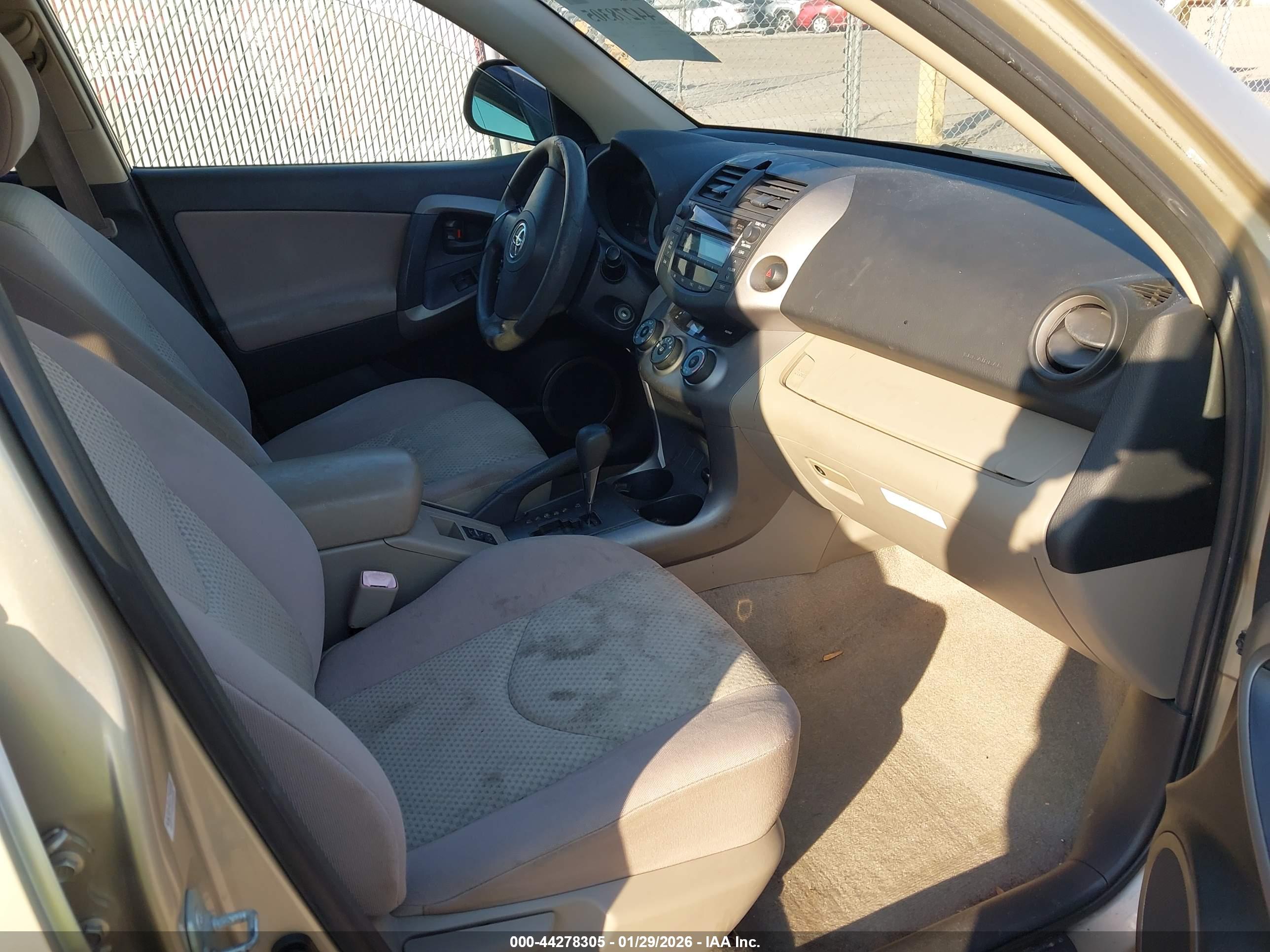 TOYOTA RAV4 image 5