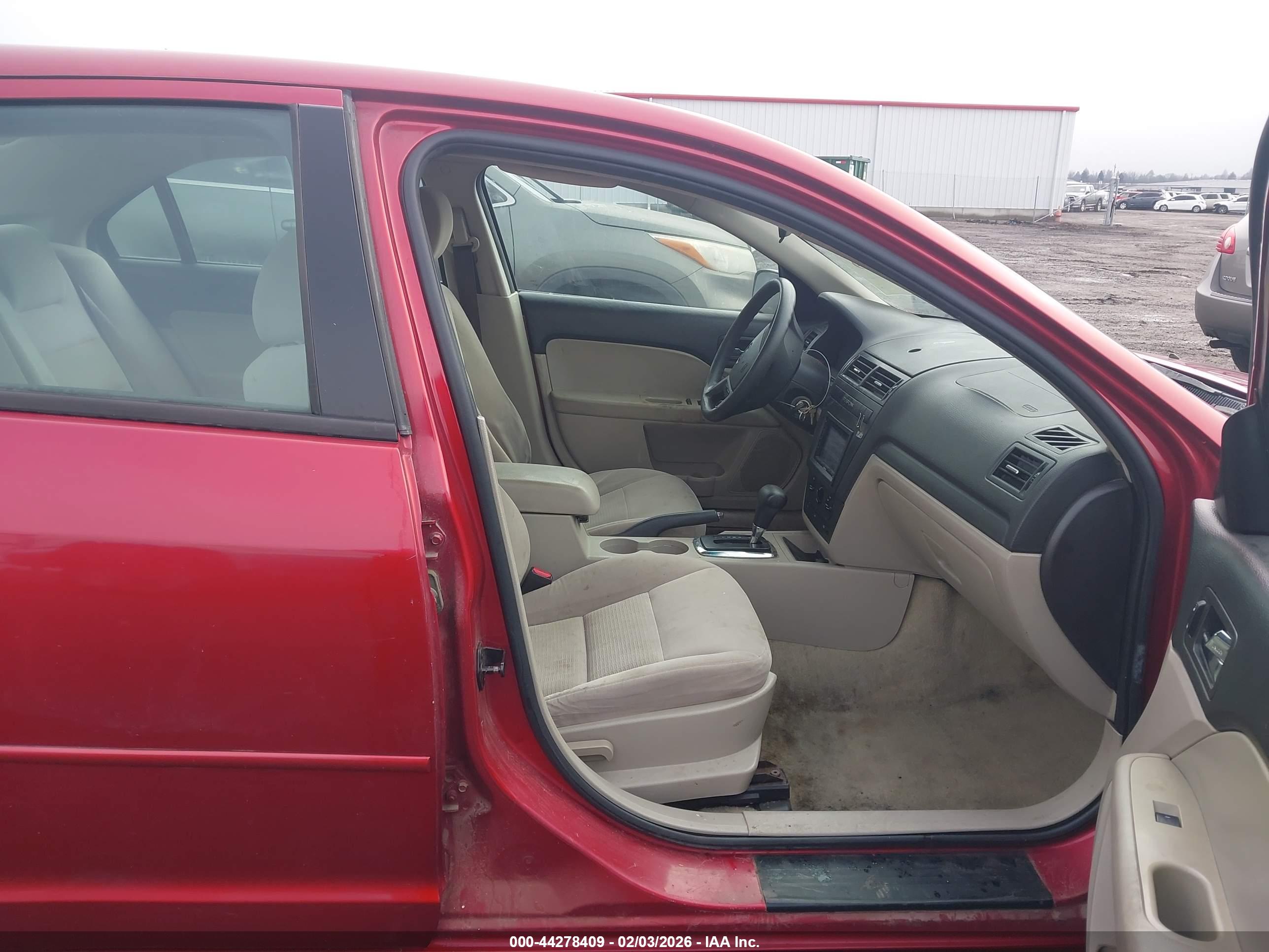 FORD FUSION image 5