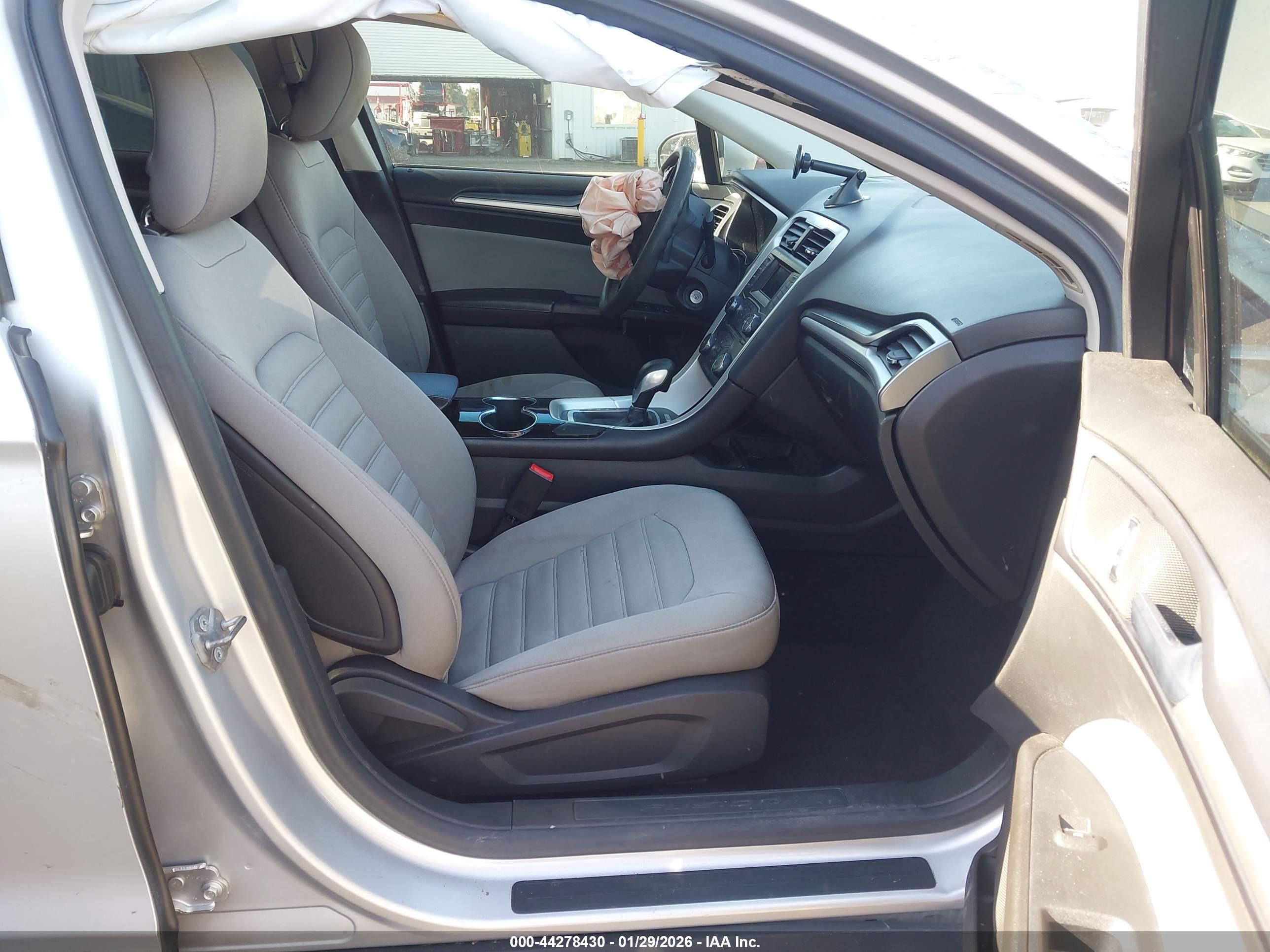 FORD FUSION image 5