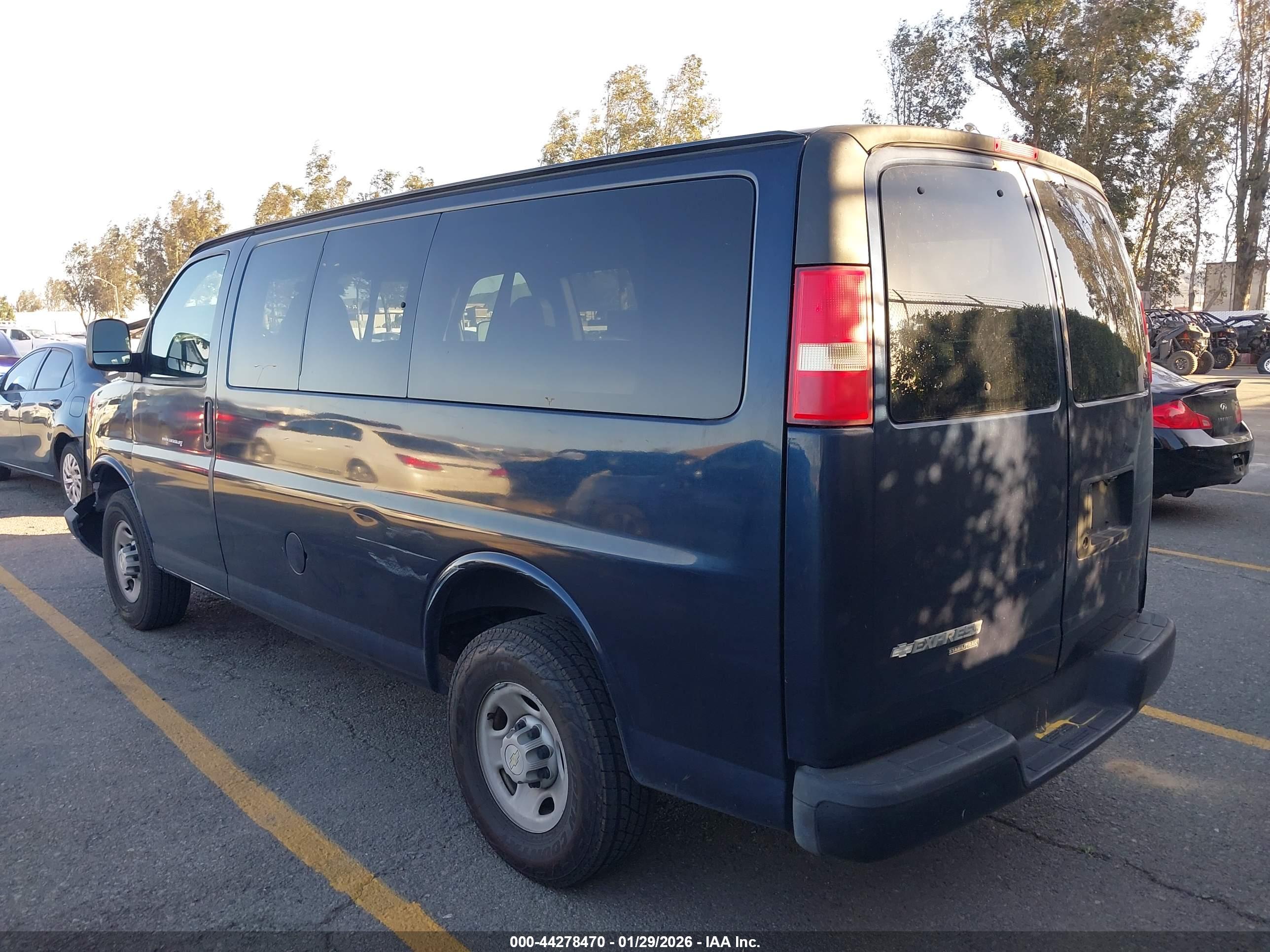 CHEVROLET EXPRESS image 3