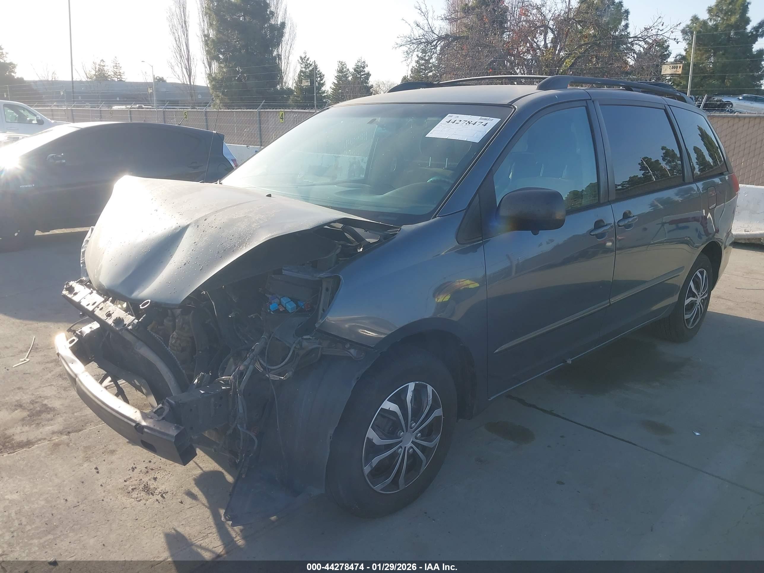 TOYOTA SIENNA image 2