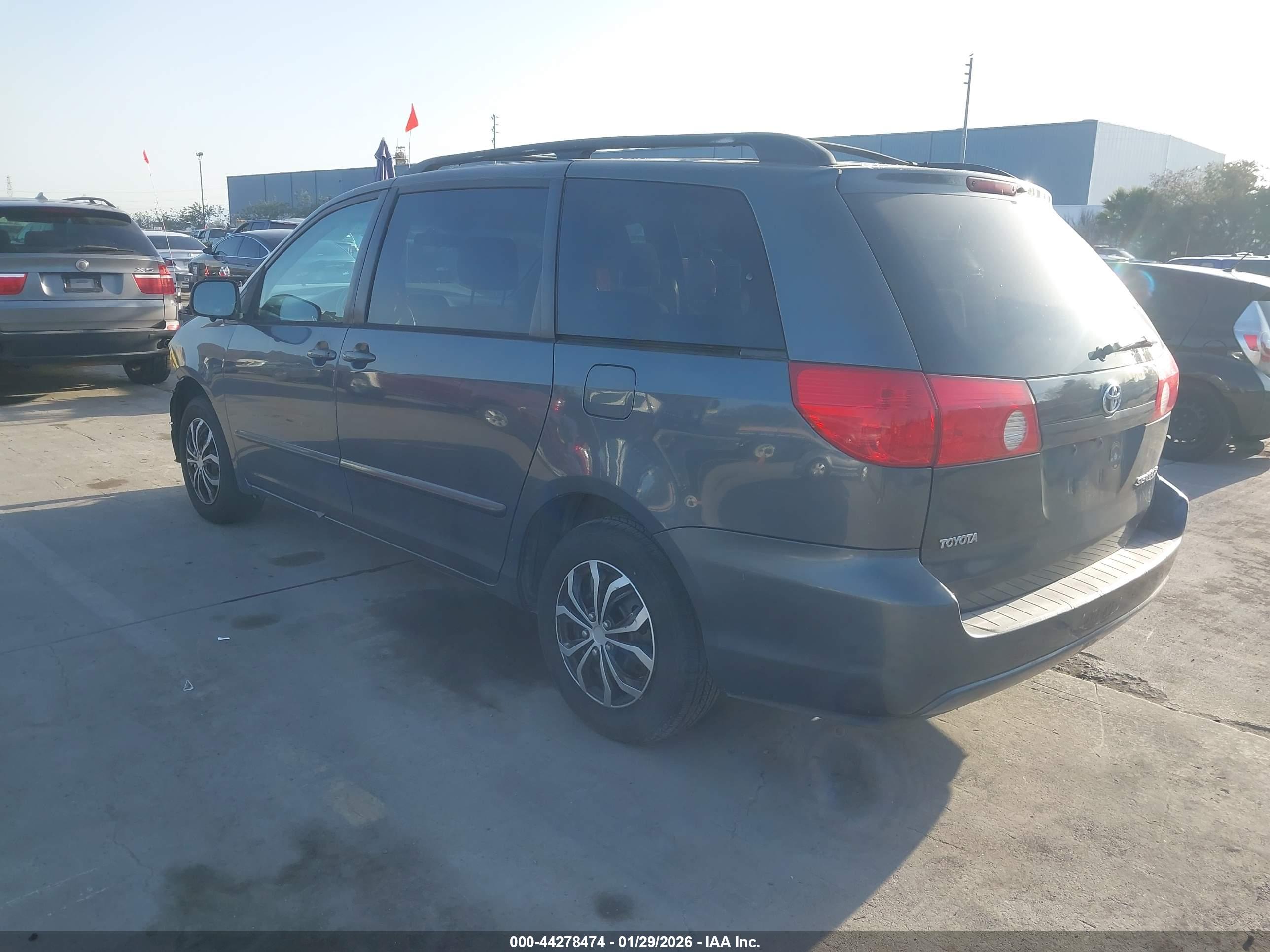 TOYOTA SIENNA image 3
