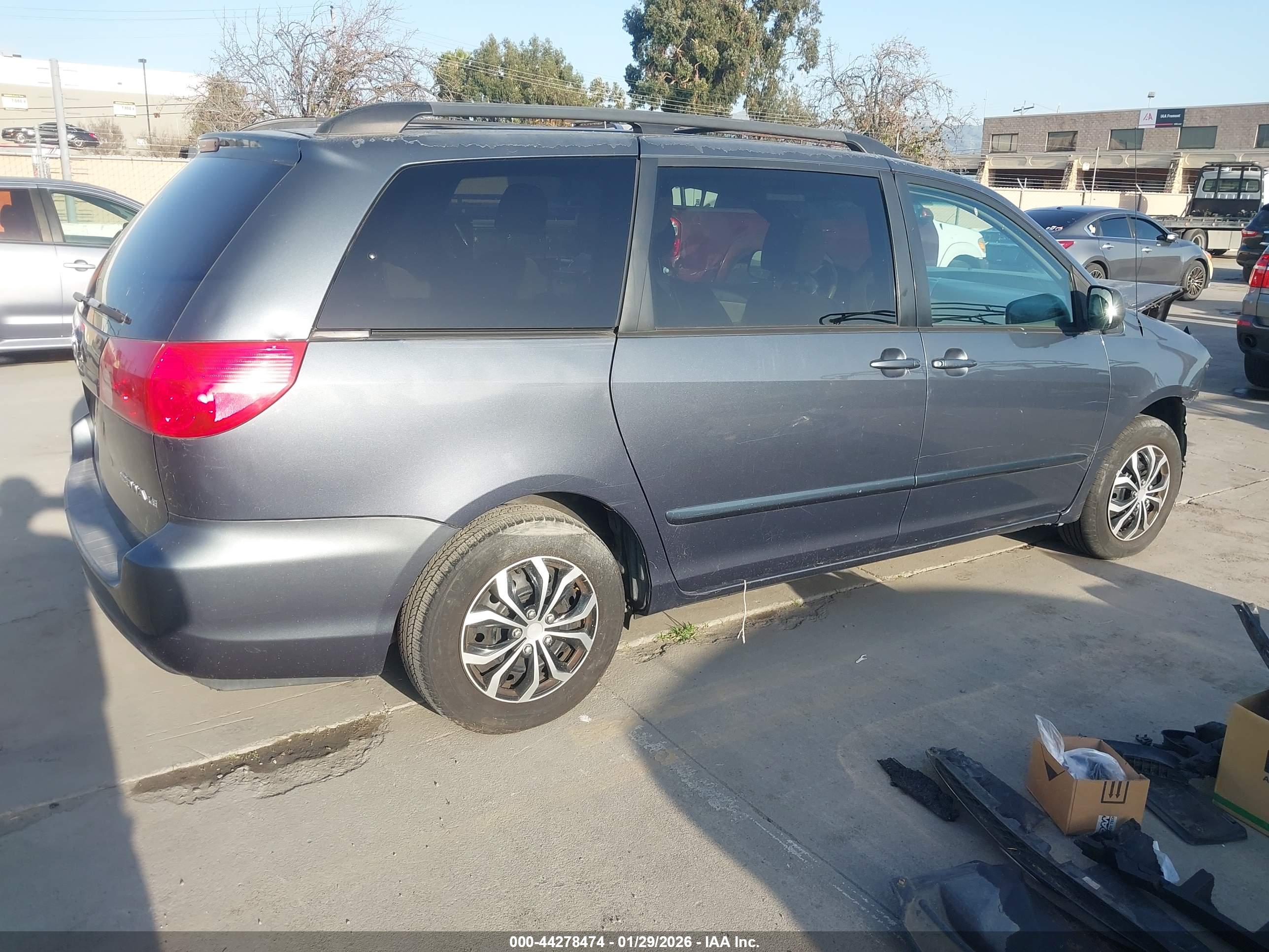 TOYOTA SIENNA image 4