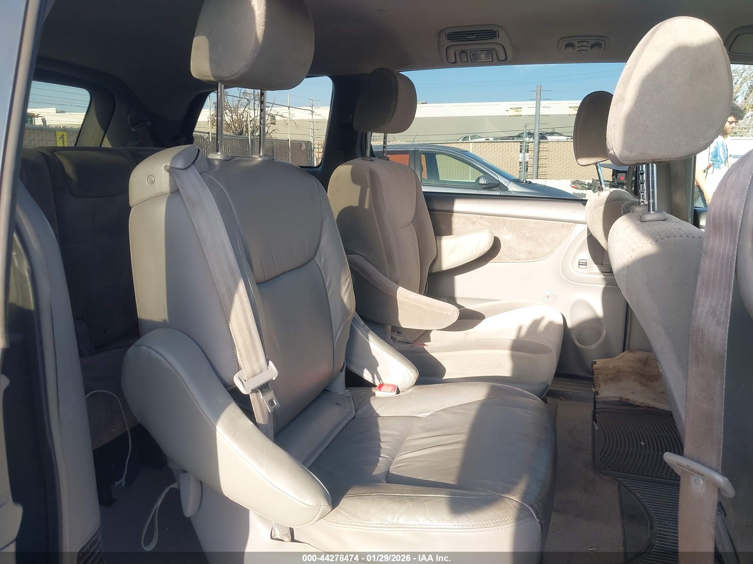 TOYOTA SIENNA image 8