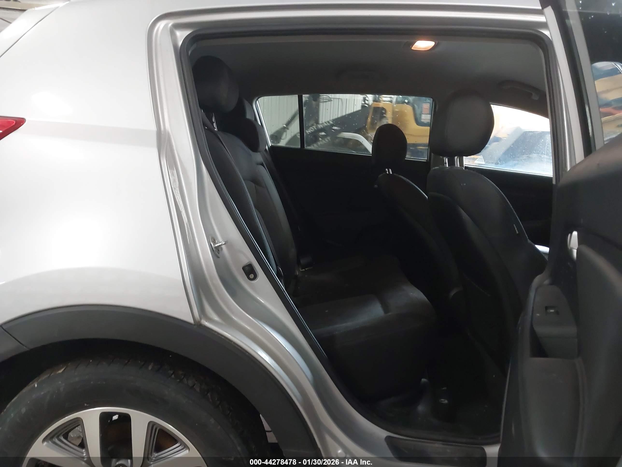KIA SPORTAGE image 8