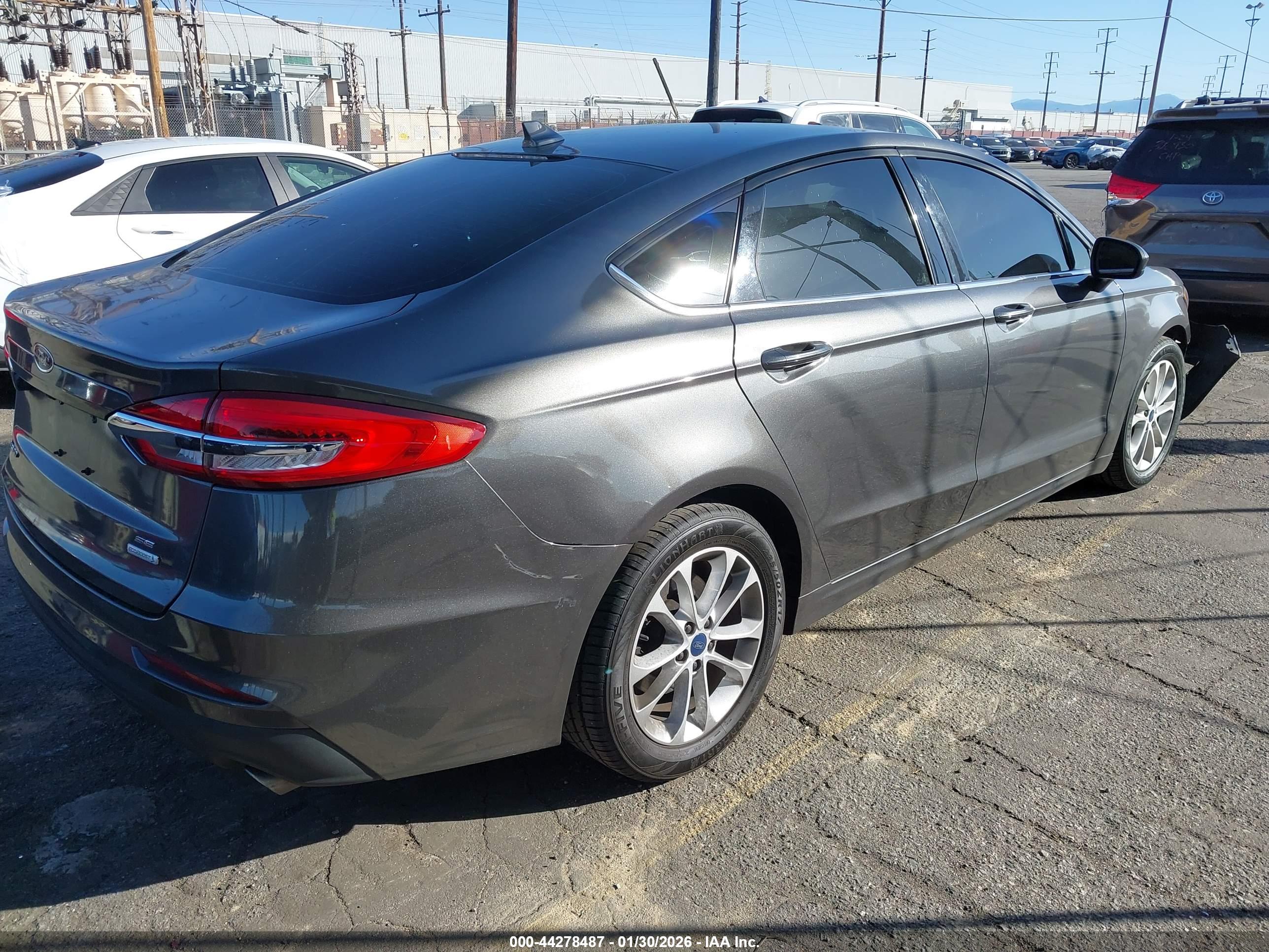 FORD FUSION image 4