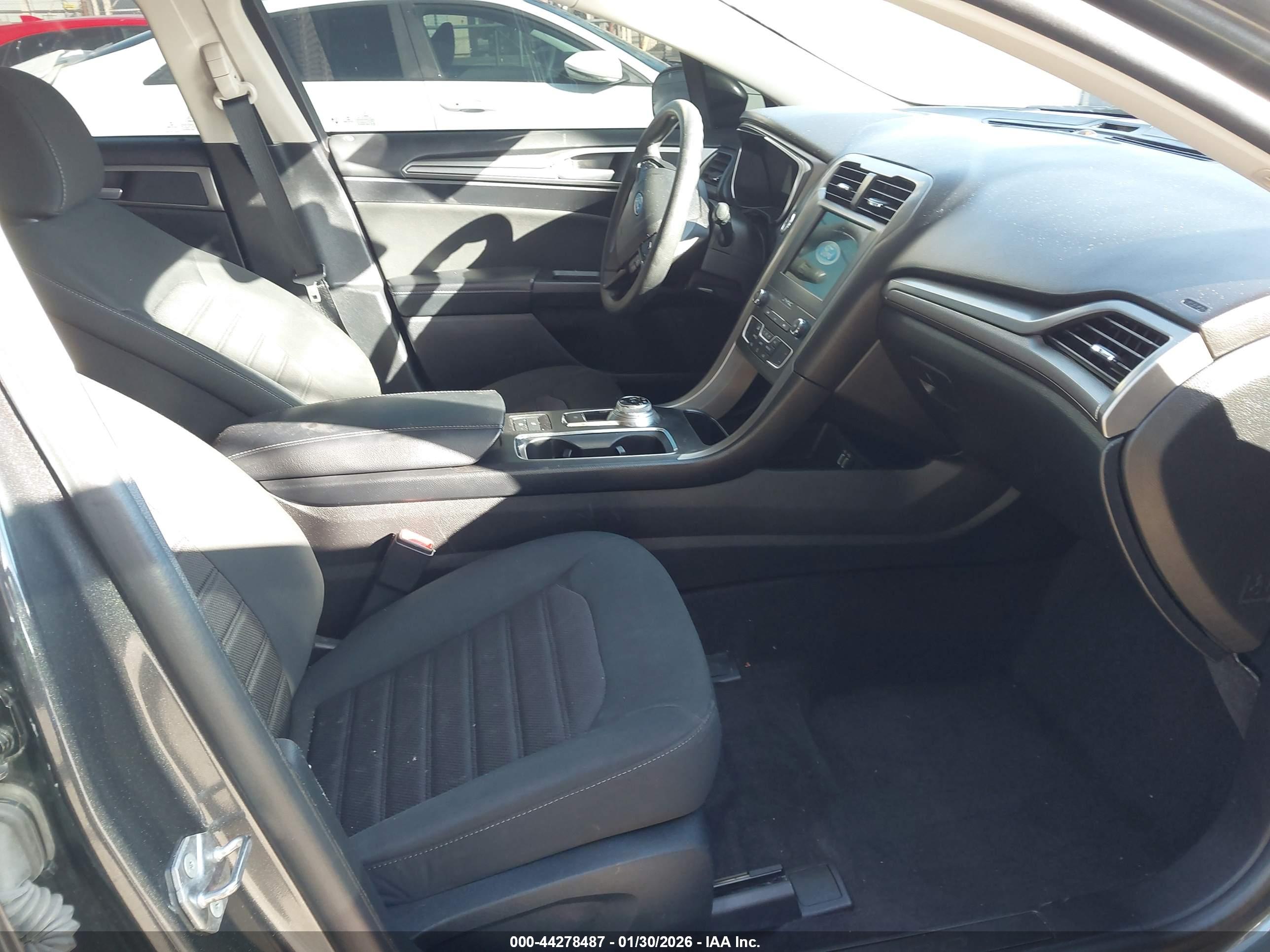 FORD FUSION image 5