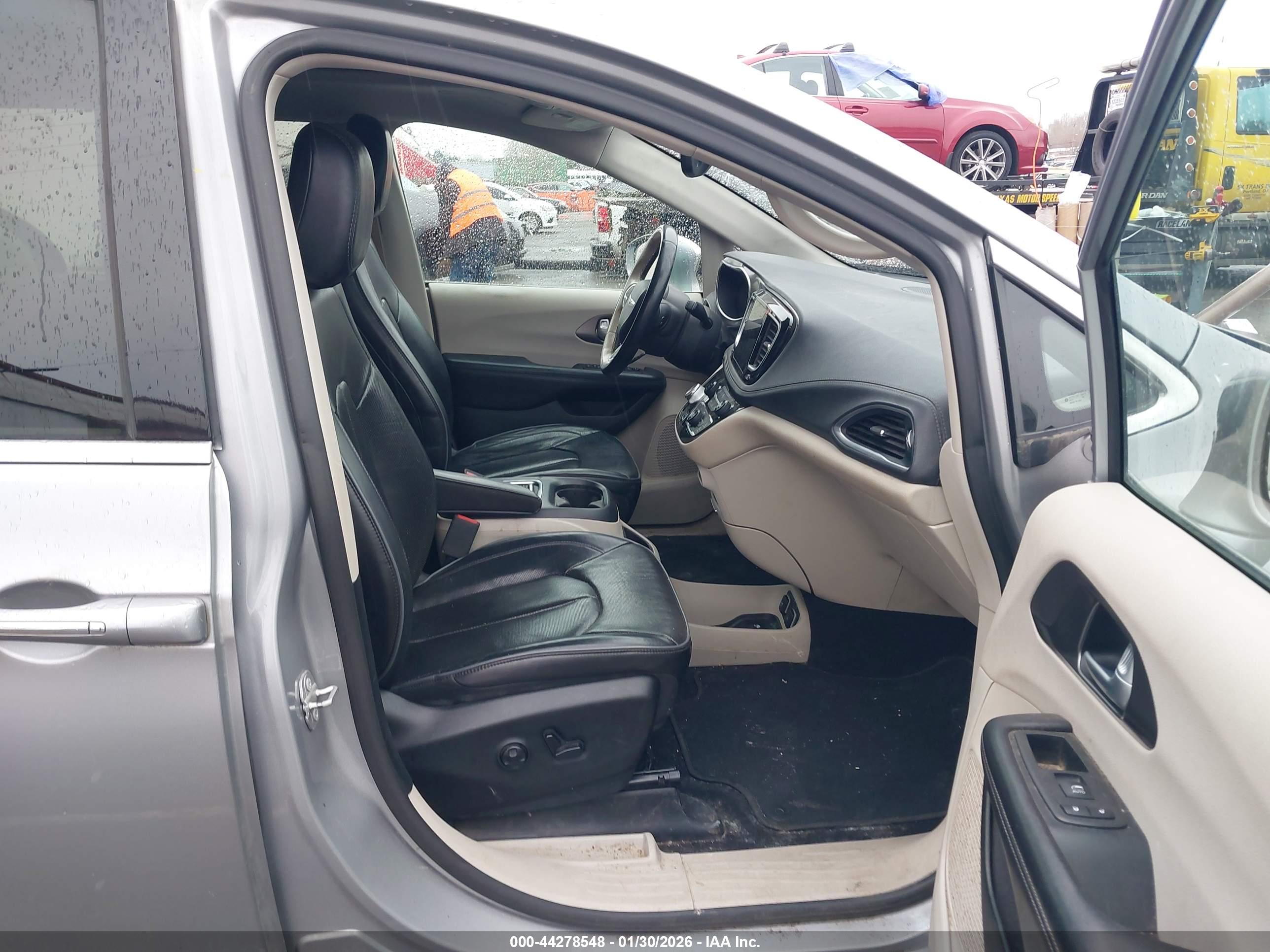 CHRYSLER PACIFICA image 5