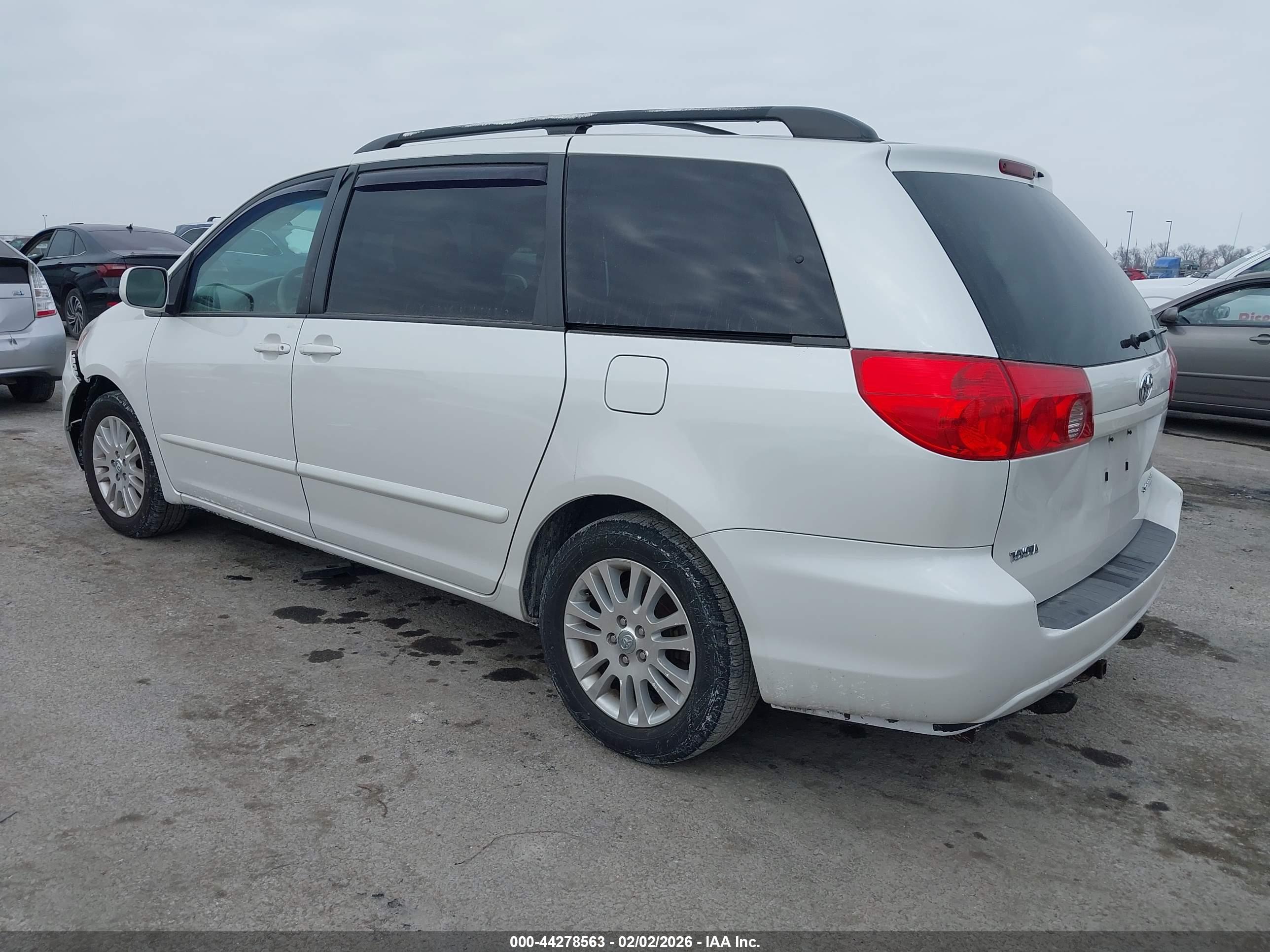 TOYOTA SIENNA image 3