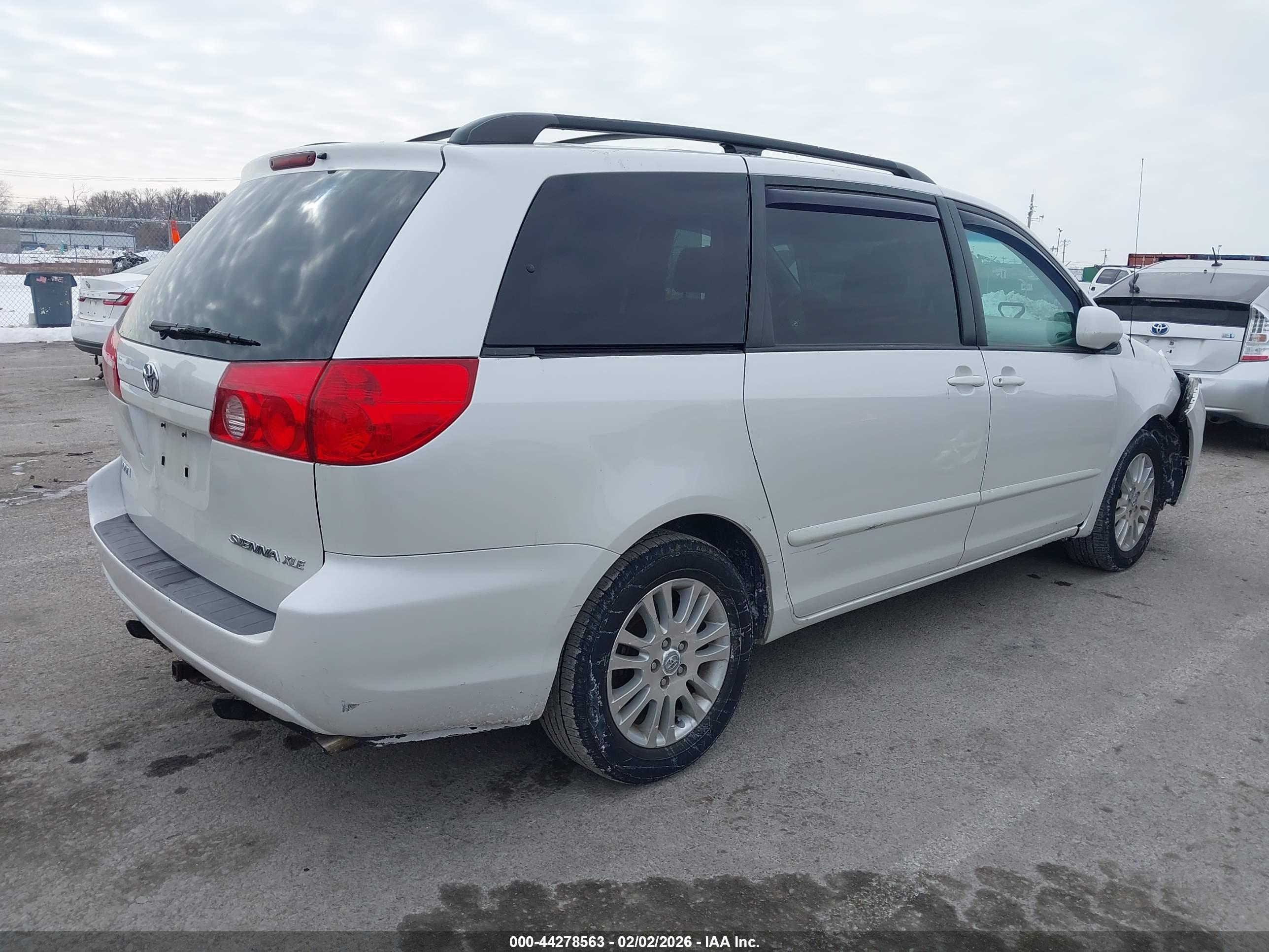 TOYOTA SIENNA image 4