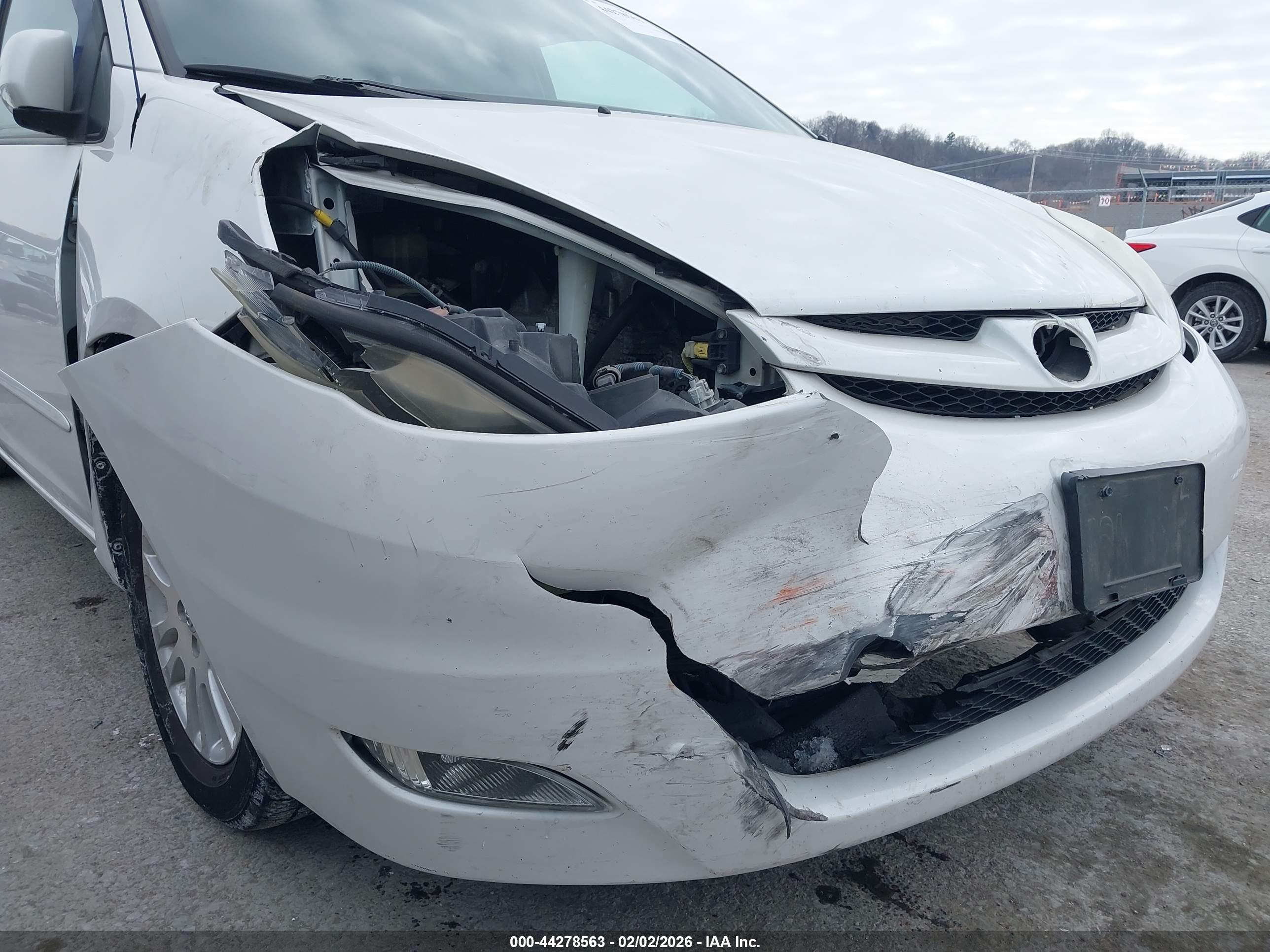 TOYOTA SIENNA image 6