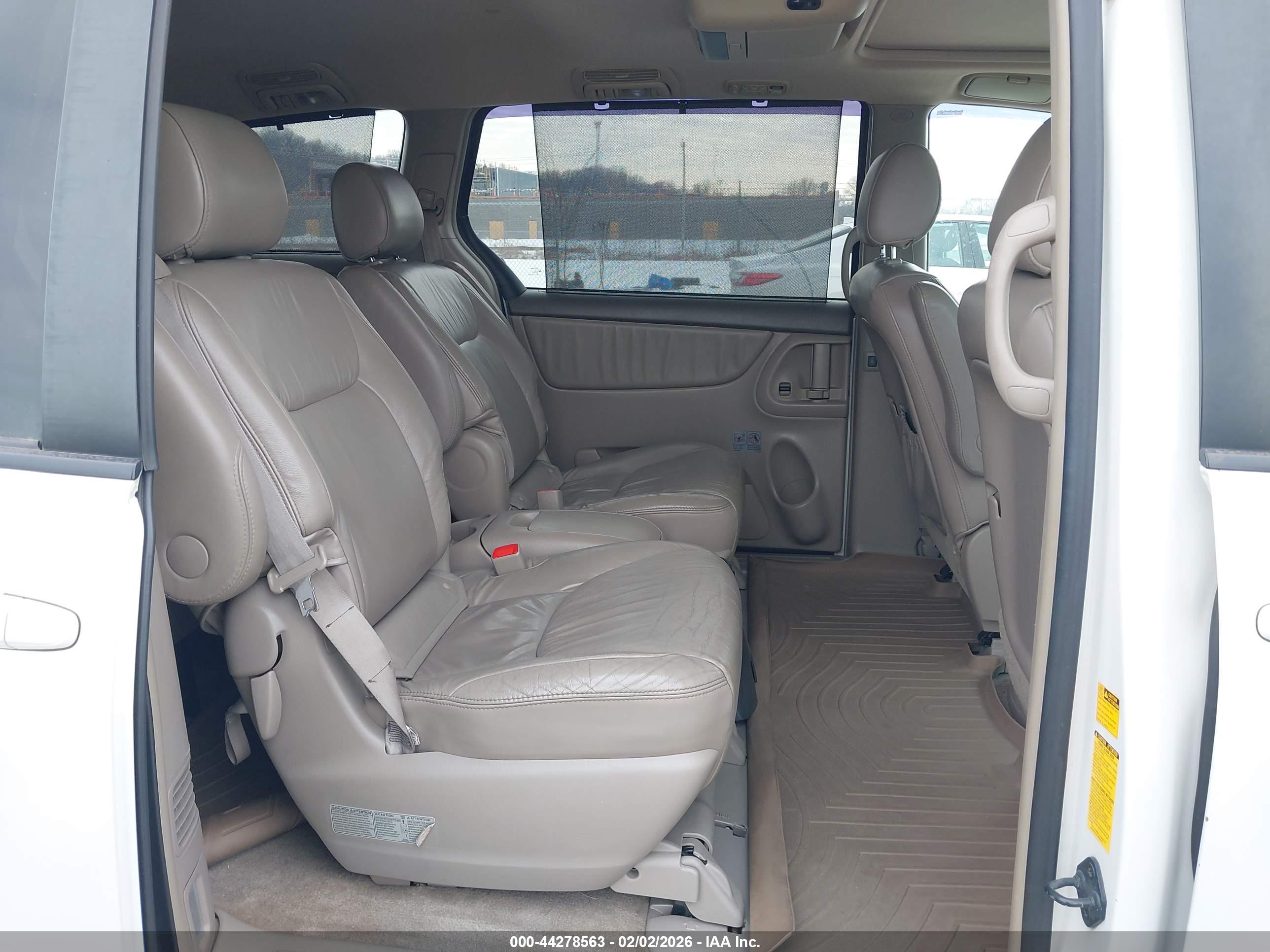 TOYOTA SIENNA image 8