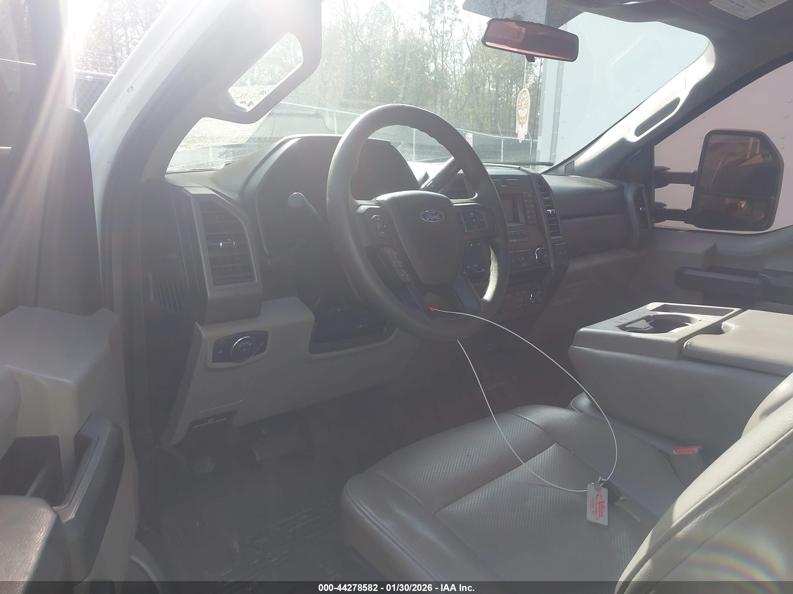 FORD F-550 image 8