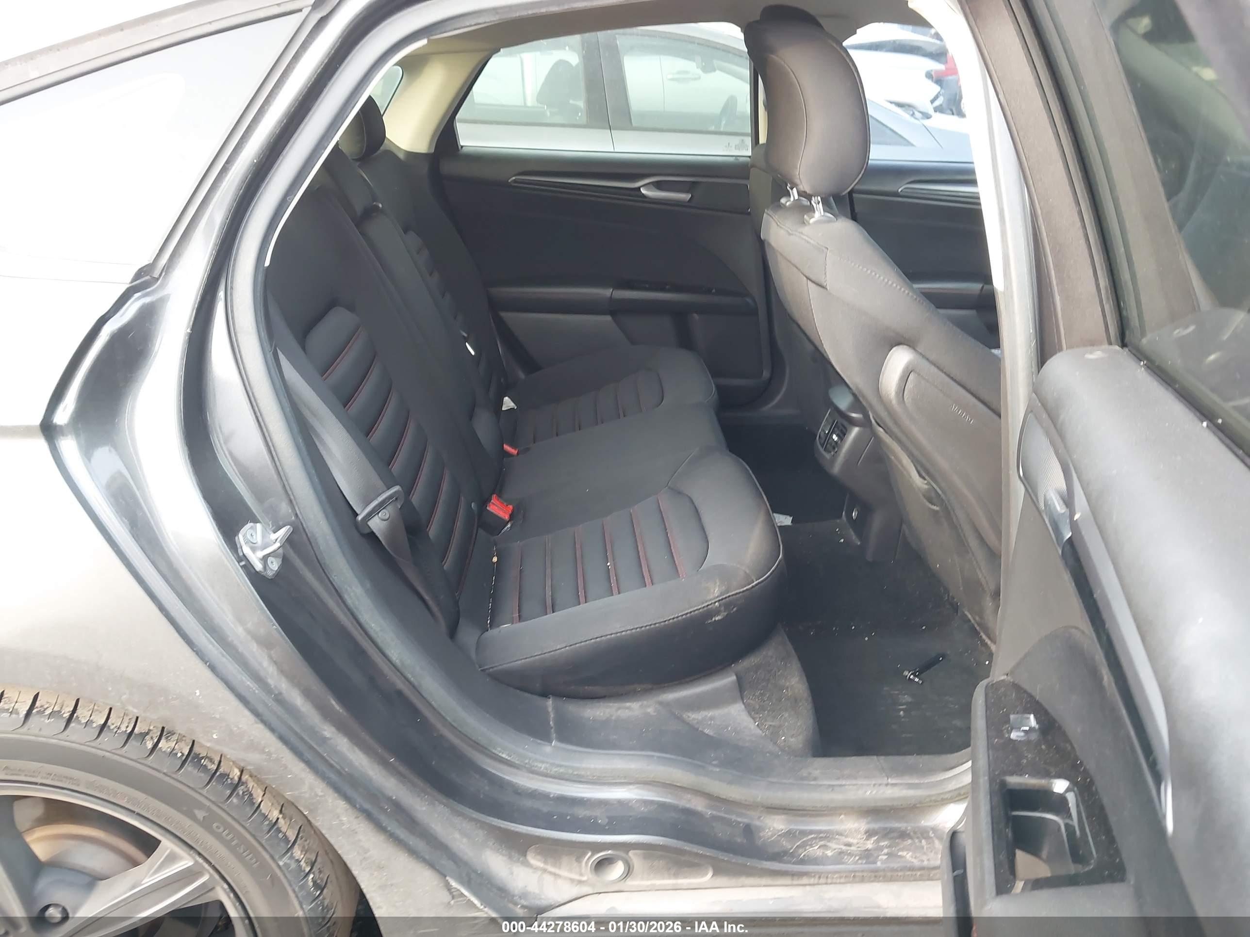FORD FUSION image 8