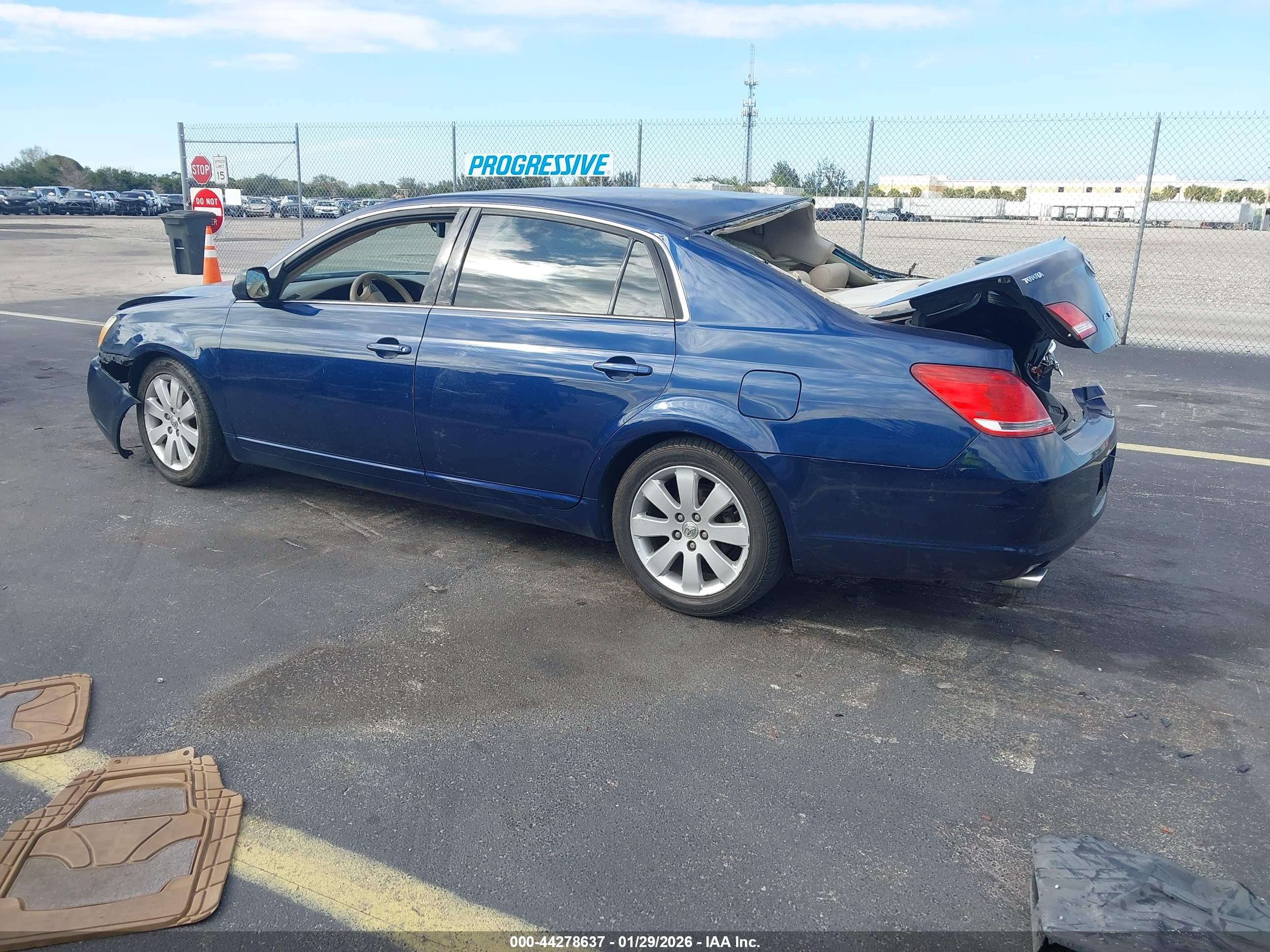 TOYOTA AVALON image 3