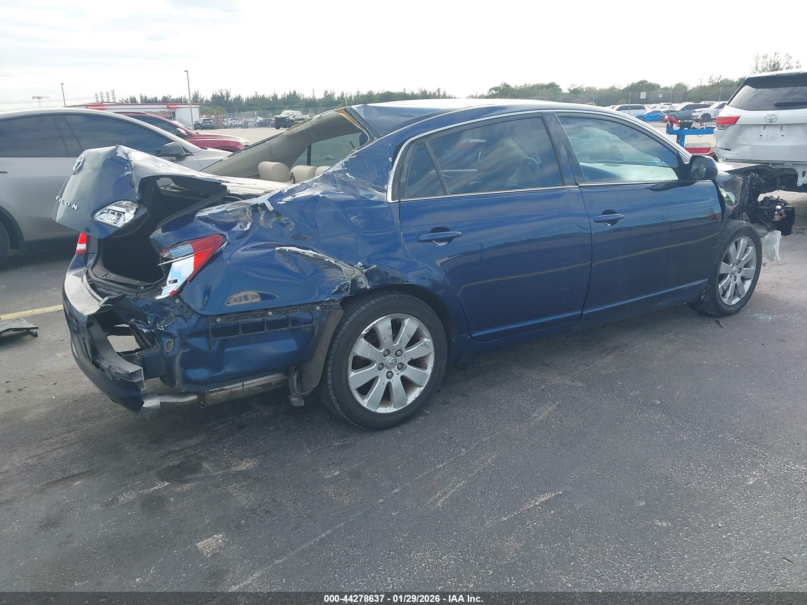 TOYOTA AVALON image 4