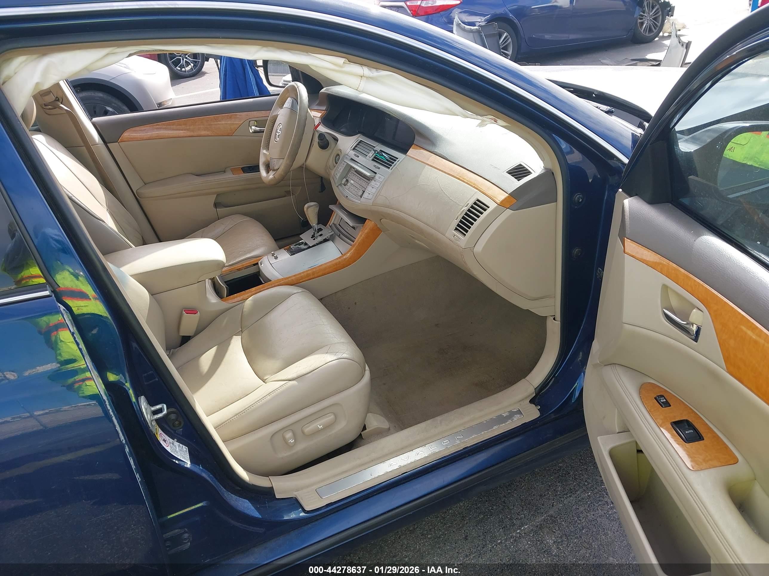 TOYOTA AVALON image 5