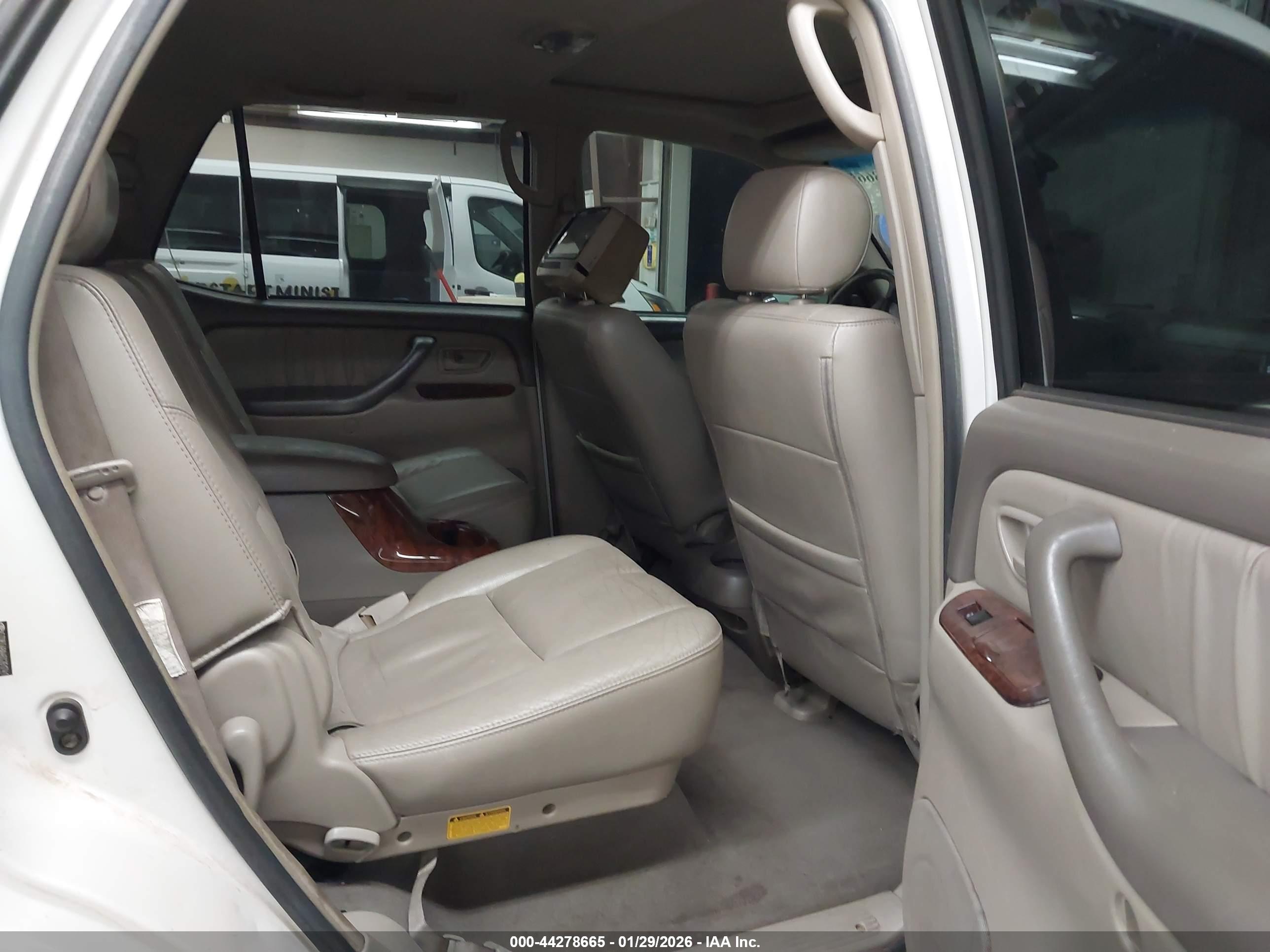 TOYOTA SEQUOIA image 8