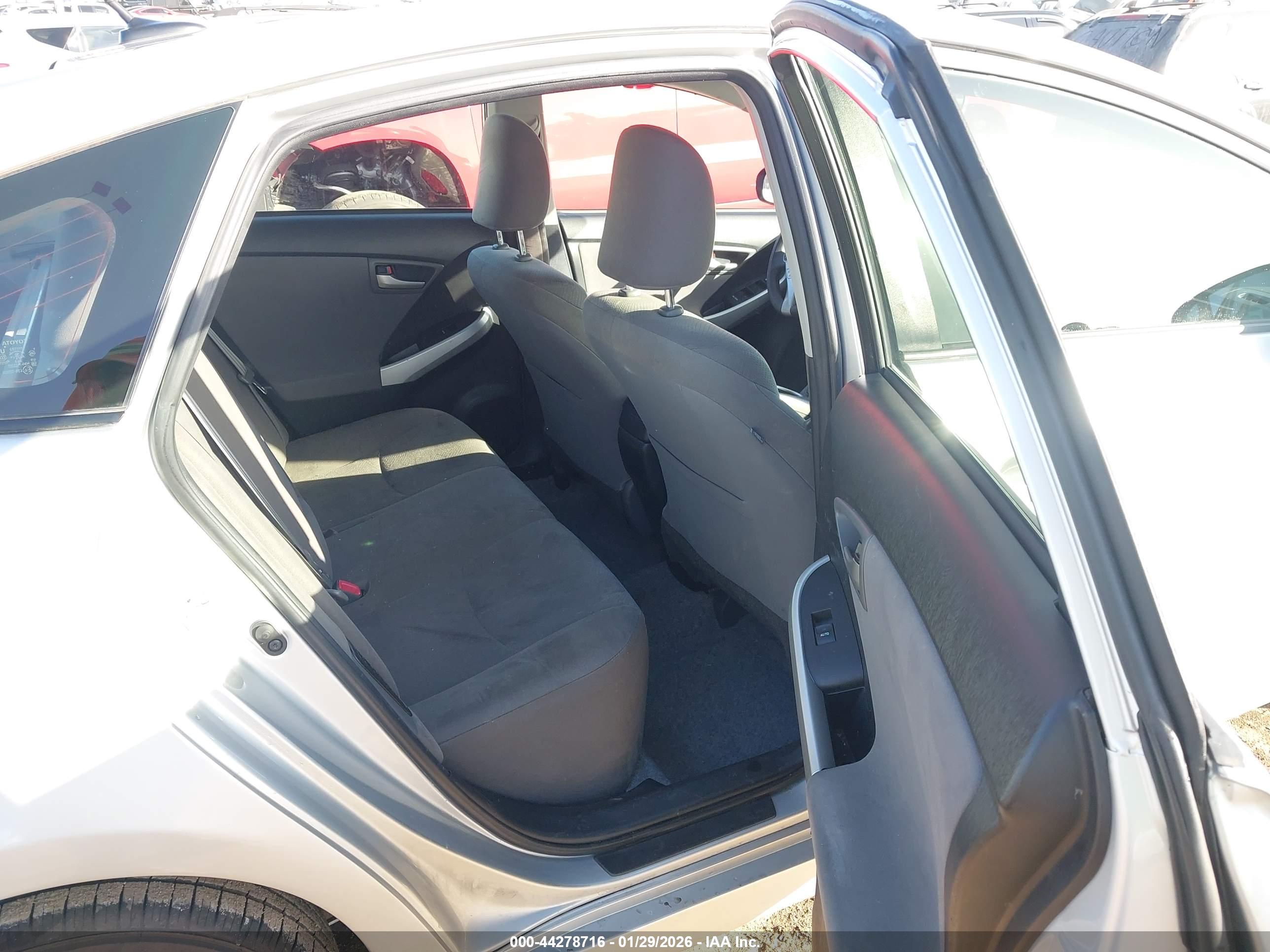 TOYOTA PRIUS image 8