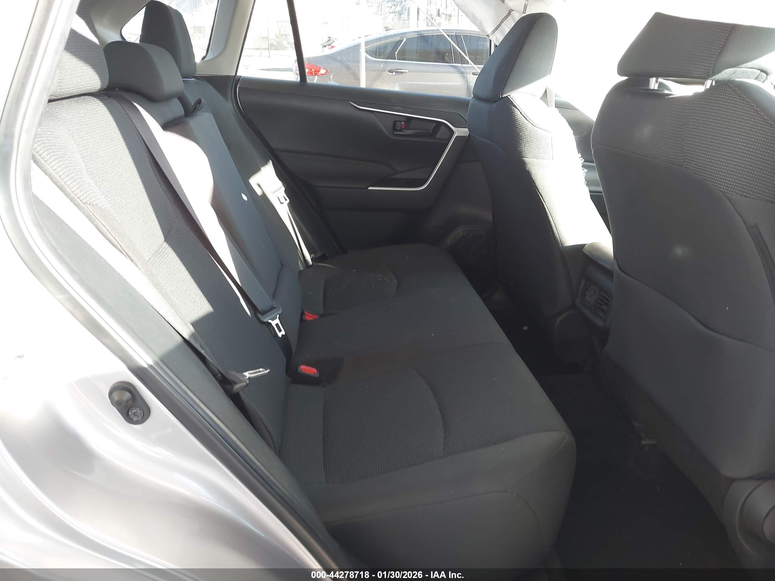 TOYOTA RAV4 image 8
