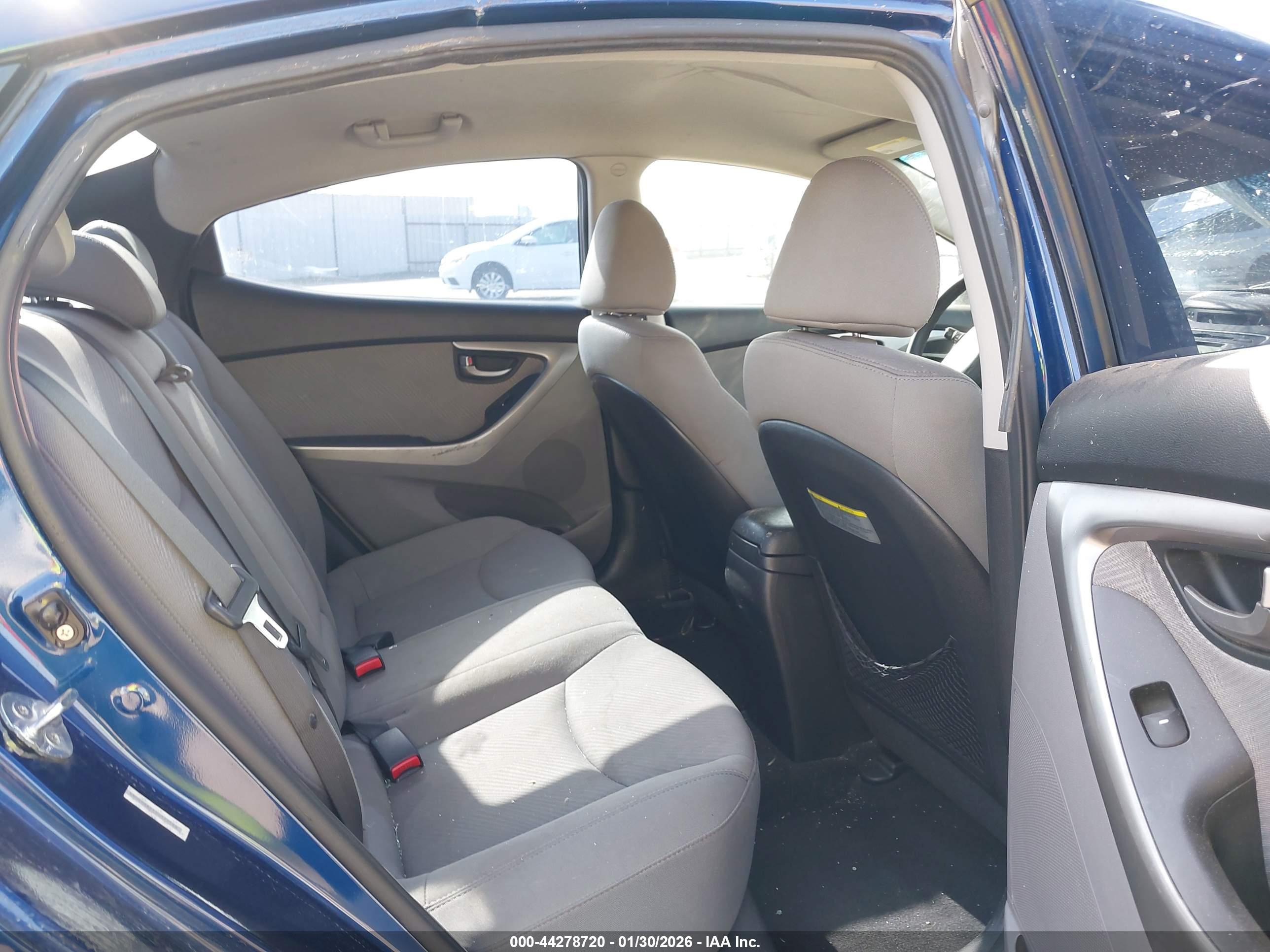 HYUNDAI ELANTRA image 8